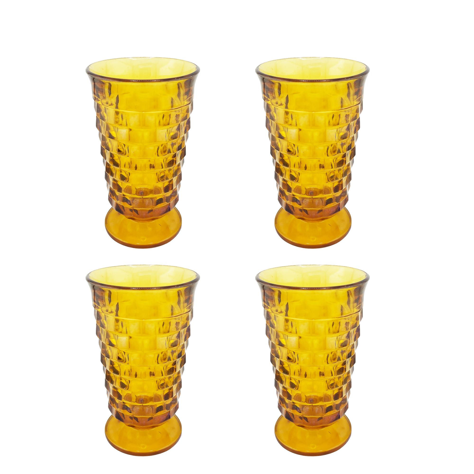 Mid-Century Modern Ensemble de quatre gobelets en verre ambré du milieu du siècle à motif texturé en nid d'abeille en vente