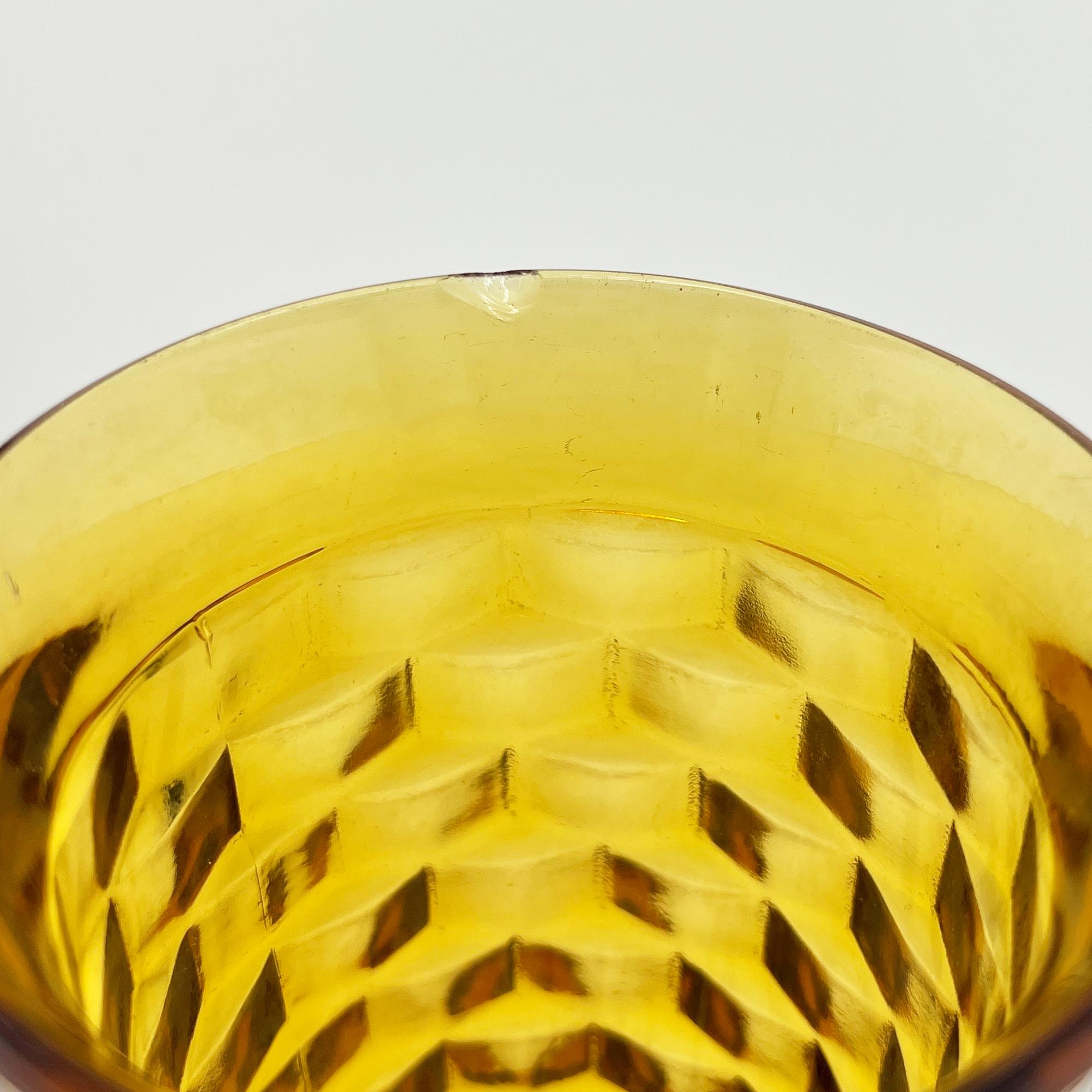 Ensemble de quatre gobelets en verre ambré du milieu du siècle à motif texturé en nid d'abeille Bon état - En vente à Oklahoma City, OK