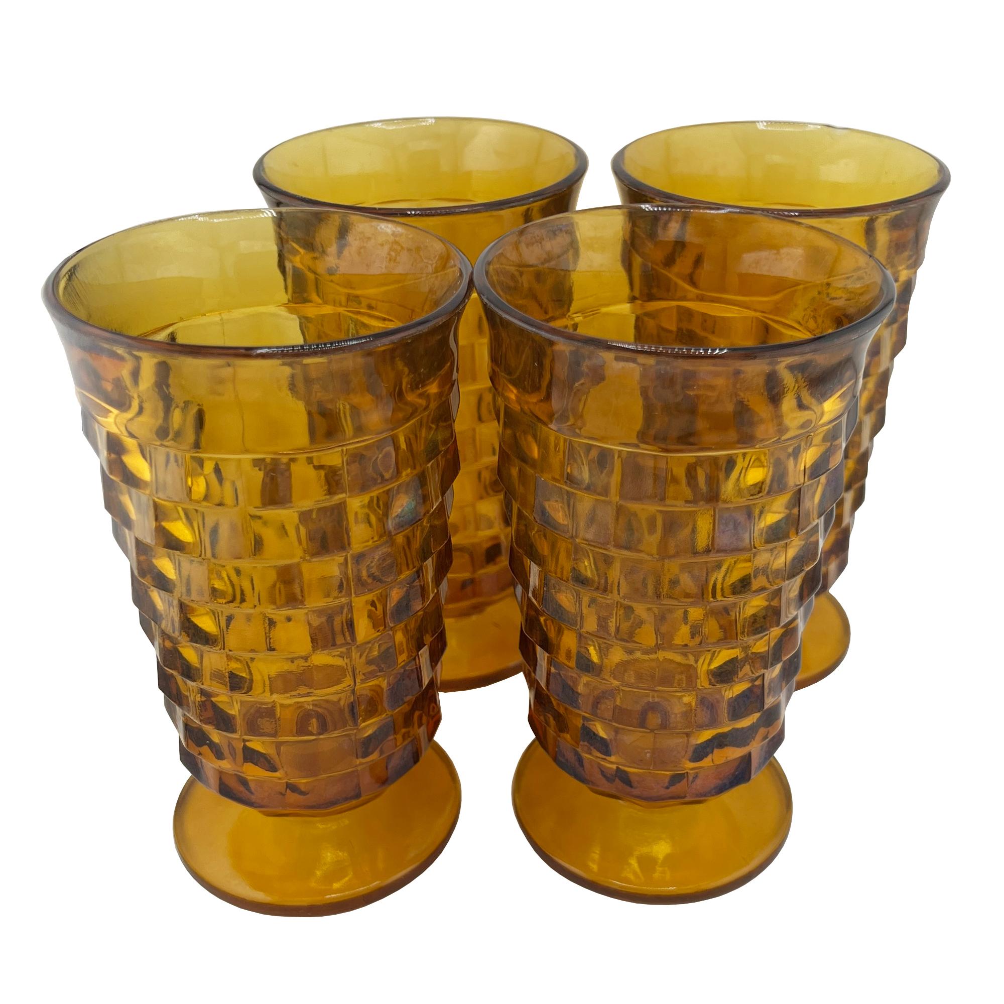 Verre Ensemble de quatre gobelets en verre ambré du milieu du siècle à motif texturé en nid d'abeille en vente