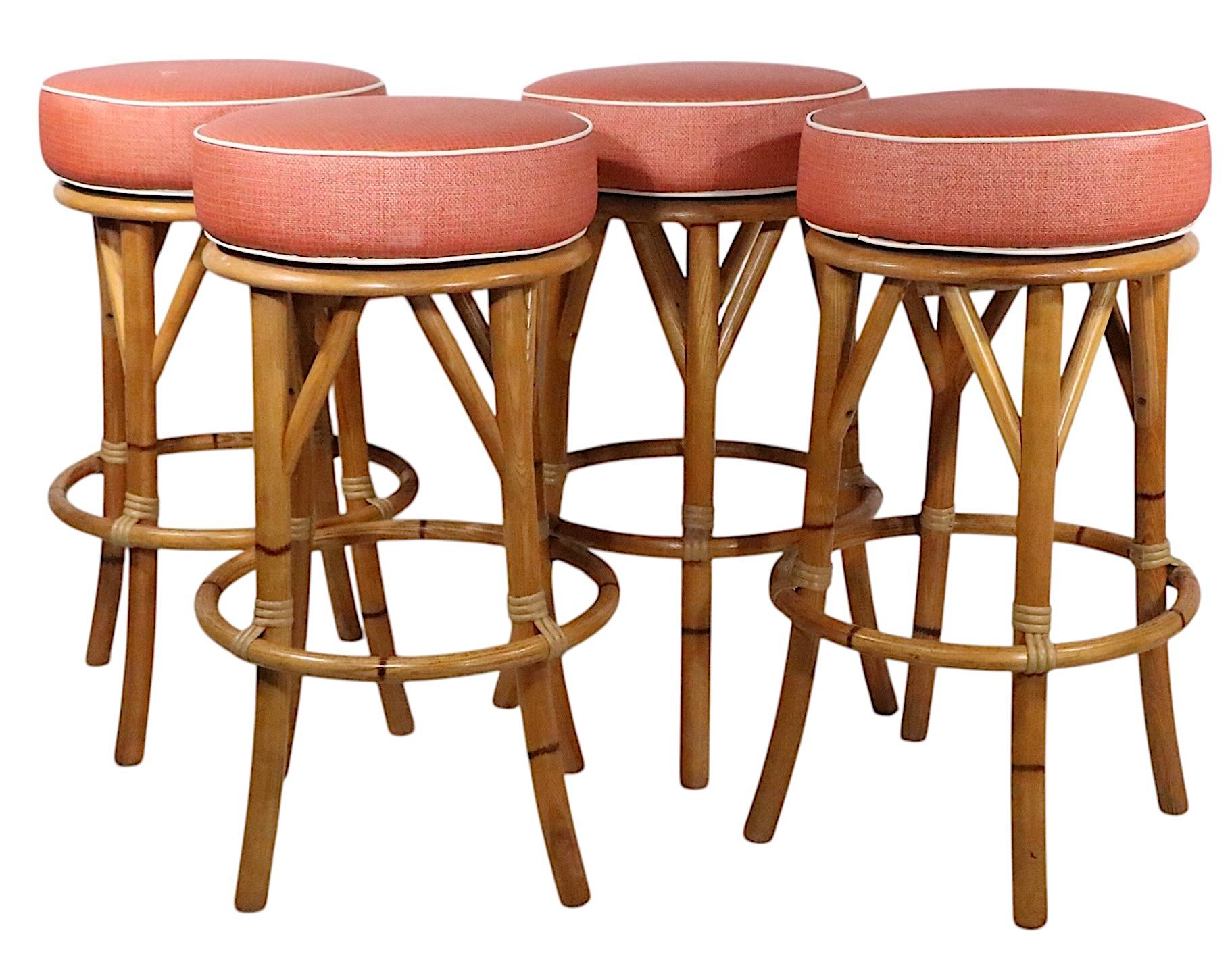 Ensemble de quatre tabourets pivotants en bambou du milieu du siècle dernier  A.I.C. C.C. années 1950 en vente 3