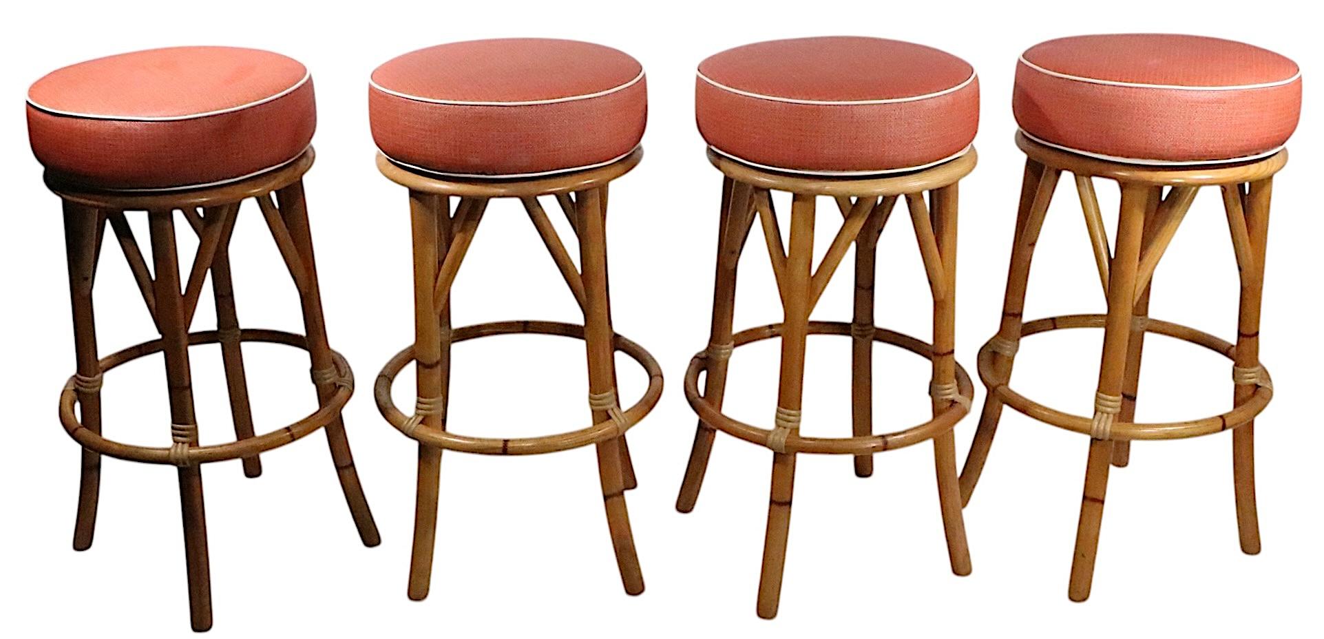 Ensemble de quatre tabourets pivotants en bambou du milieu du siècle dernier  A.I.C. C.C. années 1950 en vente 4