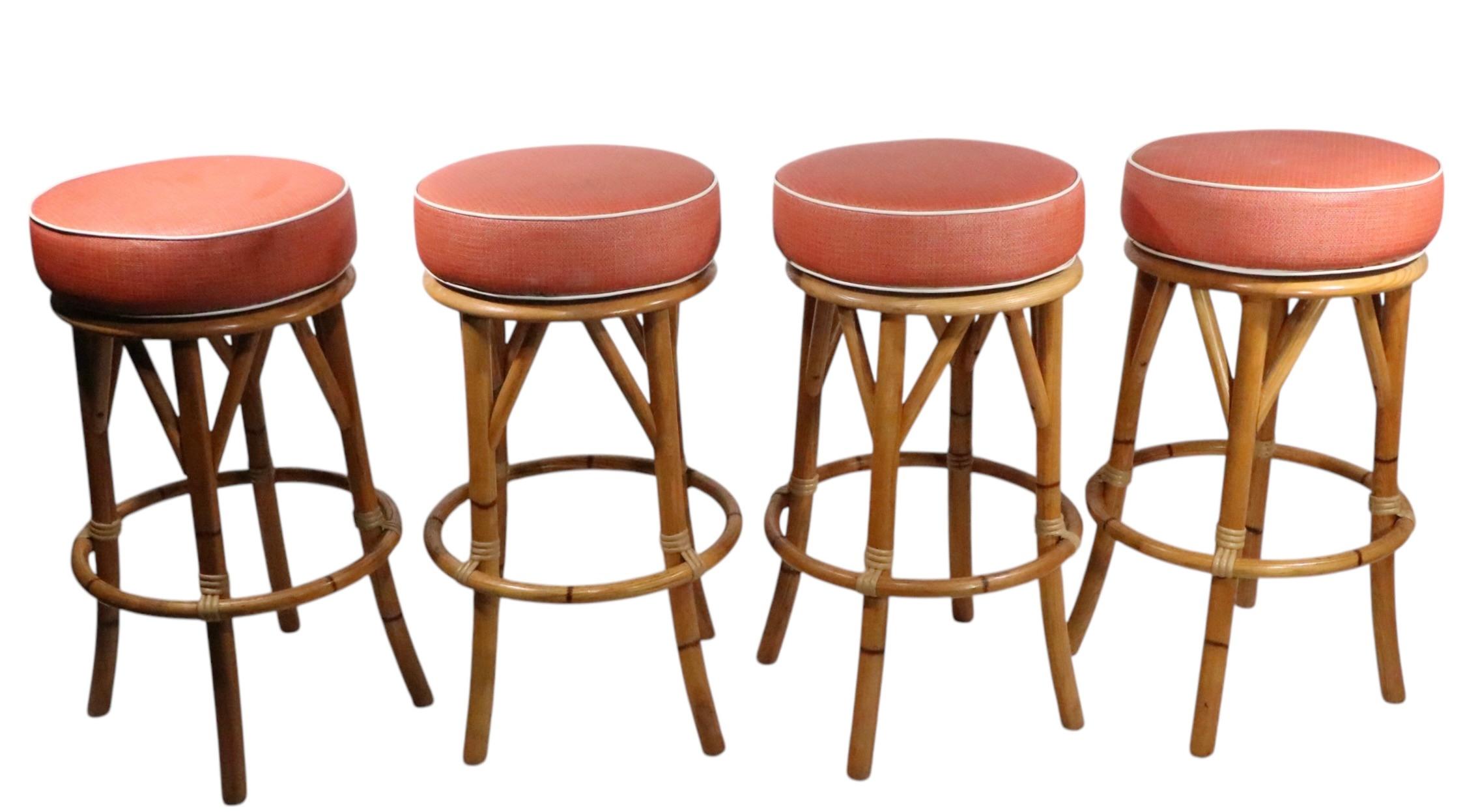 Ensemble de quatre tabourets pivotants en bambou du milieu du siècle dernier  A.I.C. C.C. années 1950 en vente 7