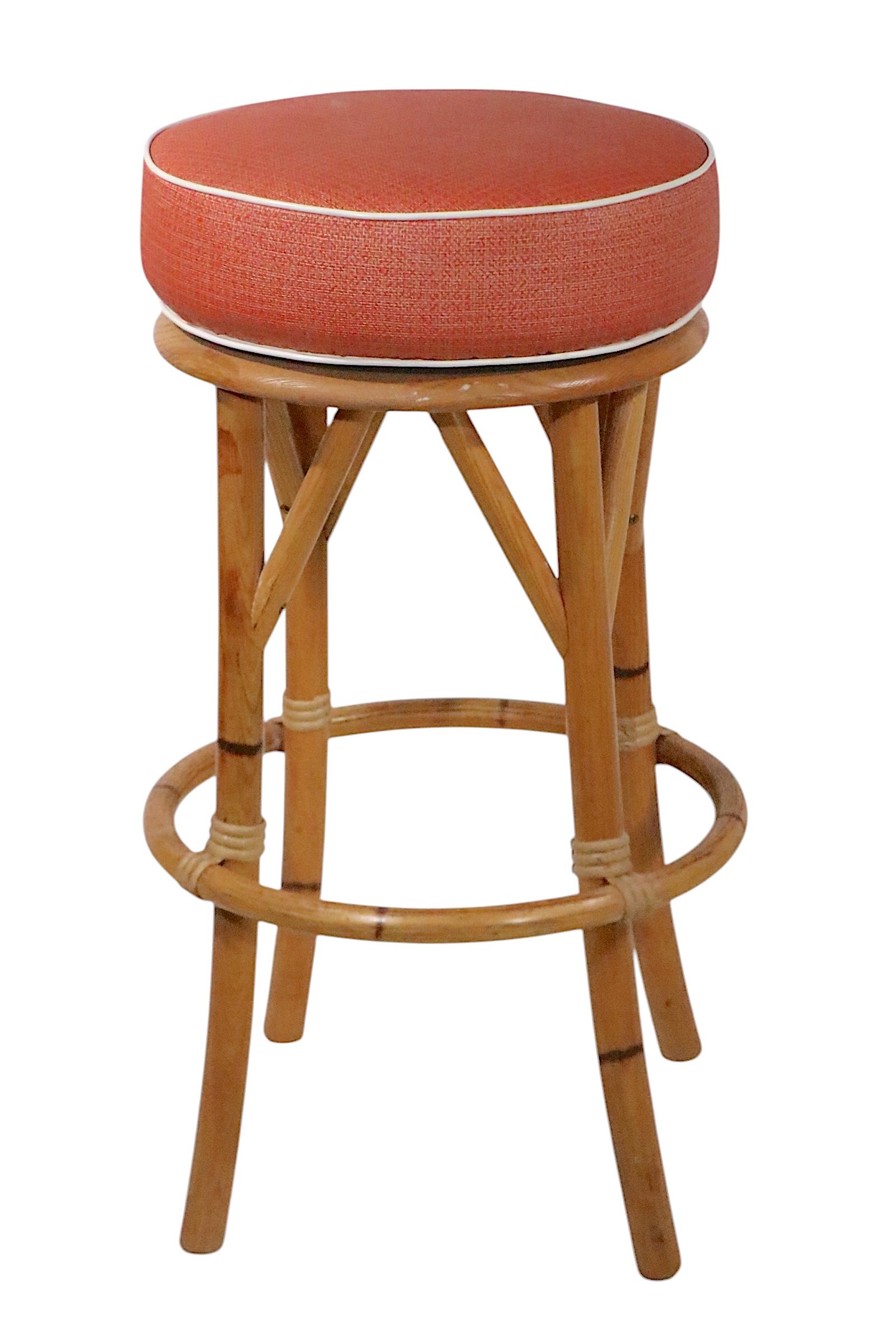 Exceptionnel ensemble de quatre tabourets de bar pivotants par Heywood Wakefield dans le cadre de la série classique Ashcraft, vers les années 1940 . Les bases sont construites en frêne massif, les plateaux sont recouverts de vinyle d'origine. Les