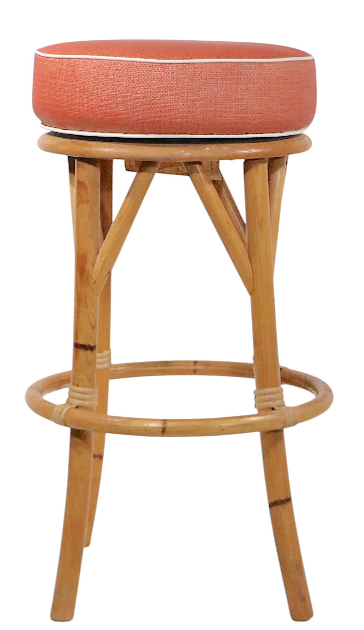 Mid-Century Modern Ensemble de quatre tabourets pivotants en bambou du milieu du siècle dernier  A.I.C. C.C. années 1950 en vente