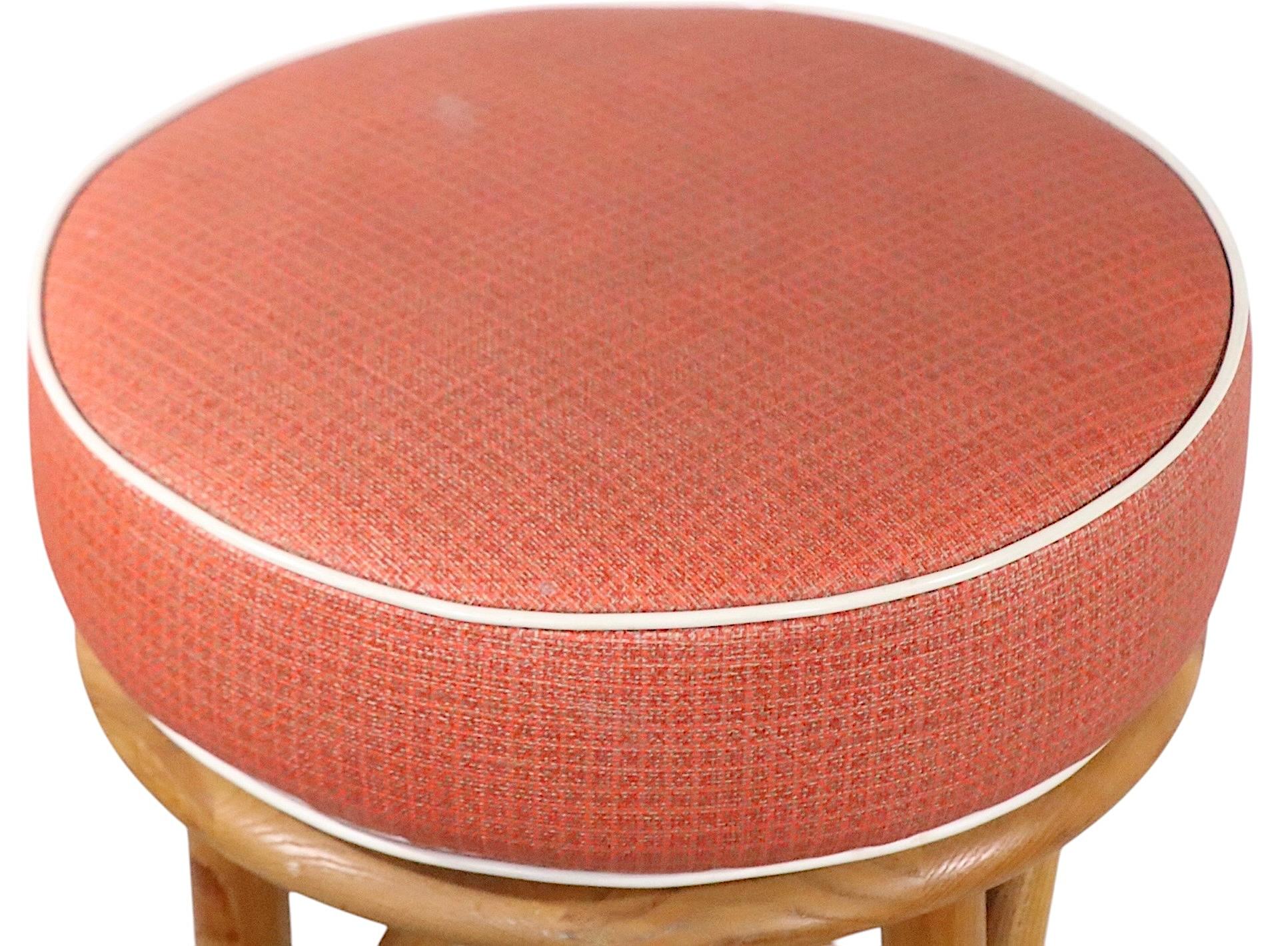 Américain Ensemble de quatre tabourets pivotants en bambou du milieu du siècle dernier  A.I.C. C.C. années 1950 en vente