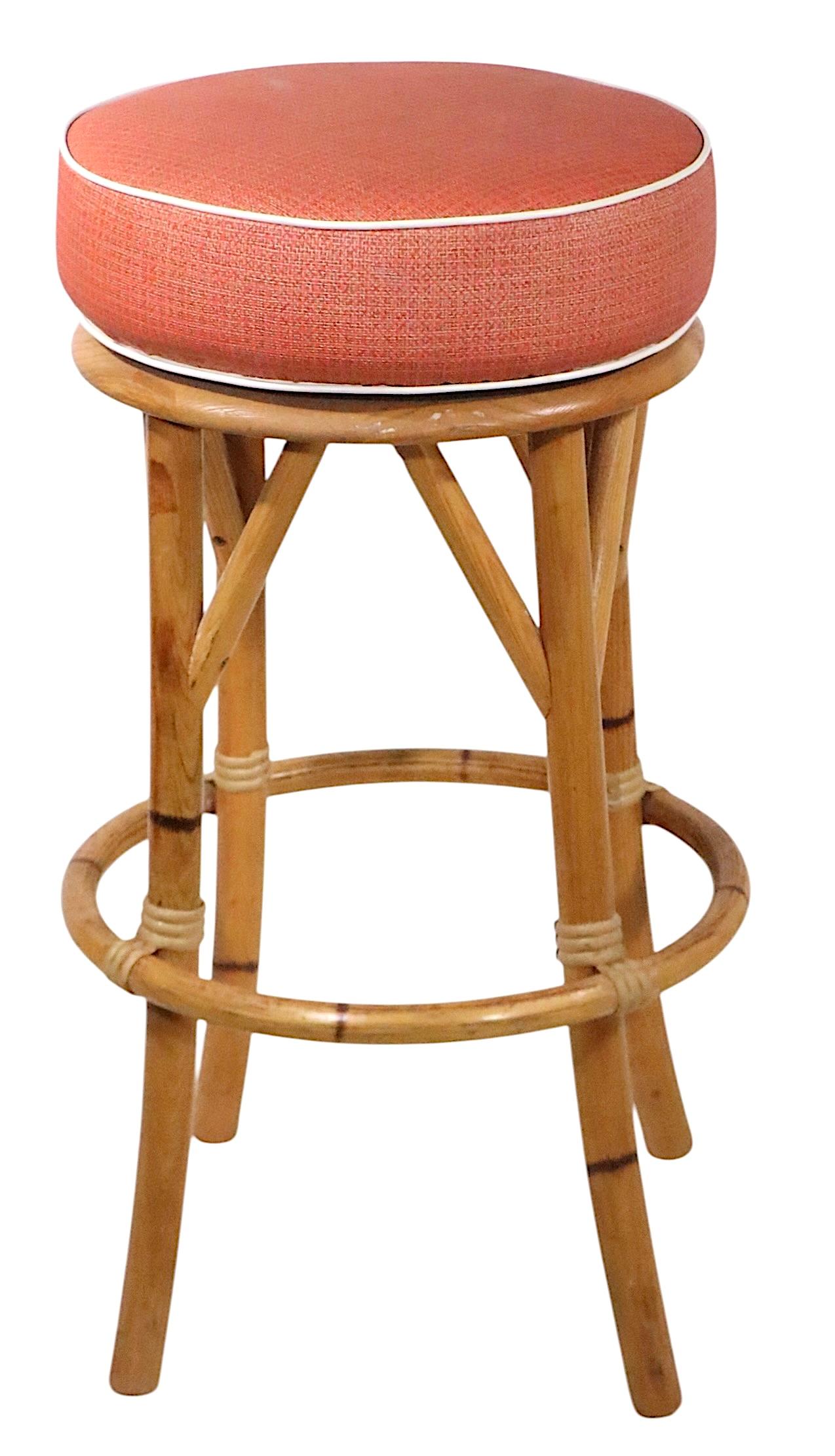 Ensemble de quatre tabourets pivotants en bambou du milieu du siècle dernier  A.I.C. C.C. années 1950 Bon état - En vente à New York, NY