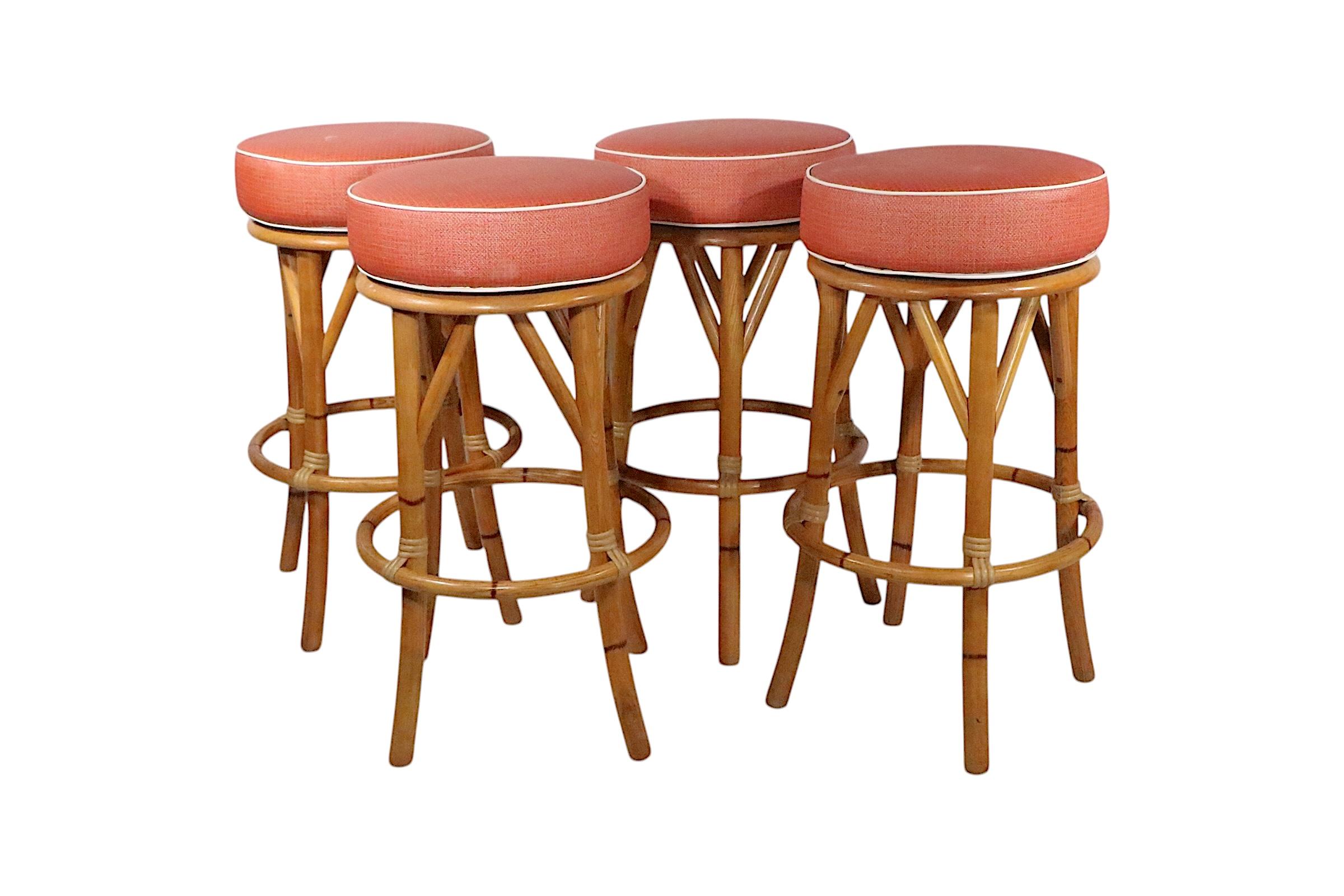 20ième siècle Ensemble de quatre tabourets pivotants en bambou du milieu du siècle dernier  A.I.C. C.C. années 1950 en vente