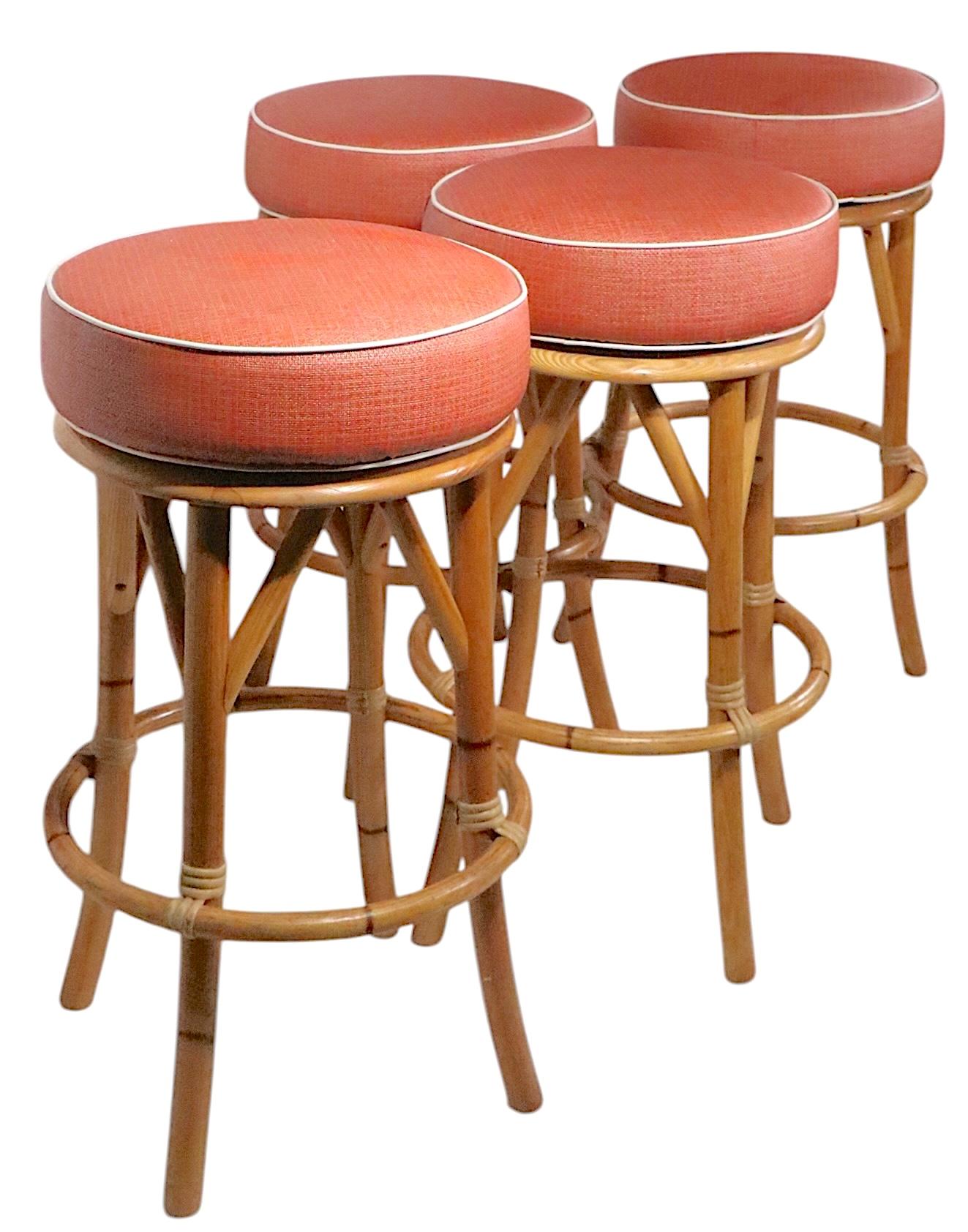 Tissu d'ameublement Ensemble de quatre tabourets pivotants en bambou du milieu du siècle dernier  A.I.C. C.C. années 1950 en vente