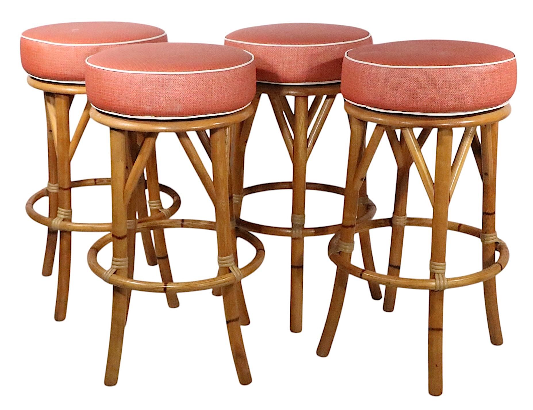 Ensemble de quatre tabourets pivotants en bambou du milieu du siècle dernier  A.I.C. C.C. années 1950 en vente 1