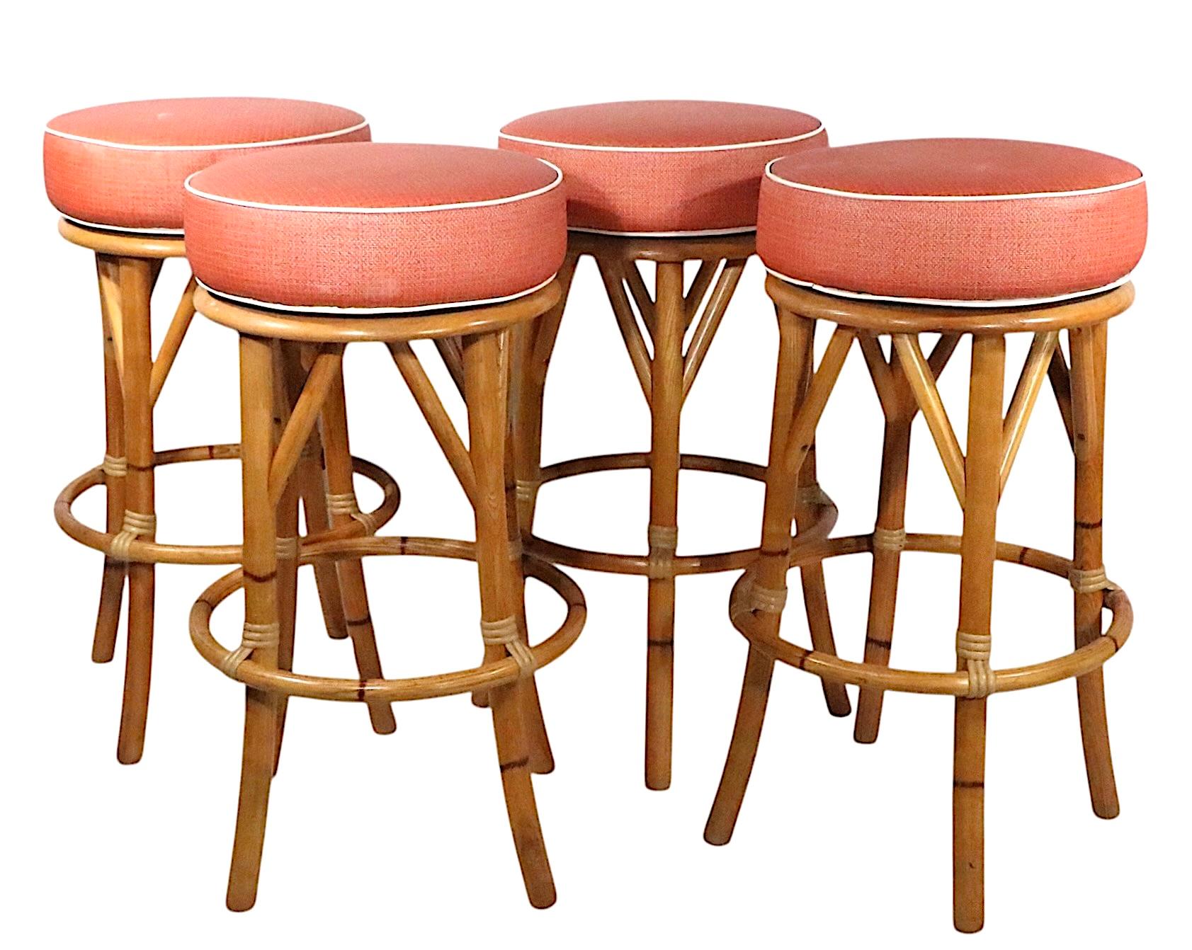 Ensemble de quatre tabourets pivotants en bambou du milieu du siècle dernier  A.I.C. C.C. années 1950 en vente 2