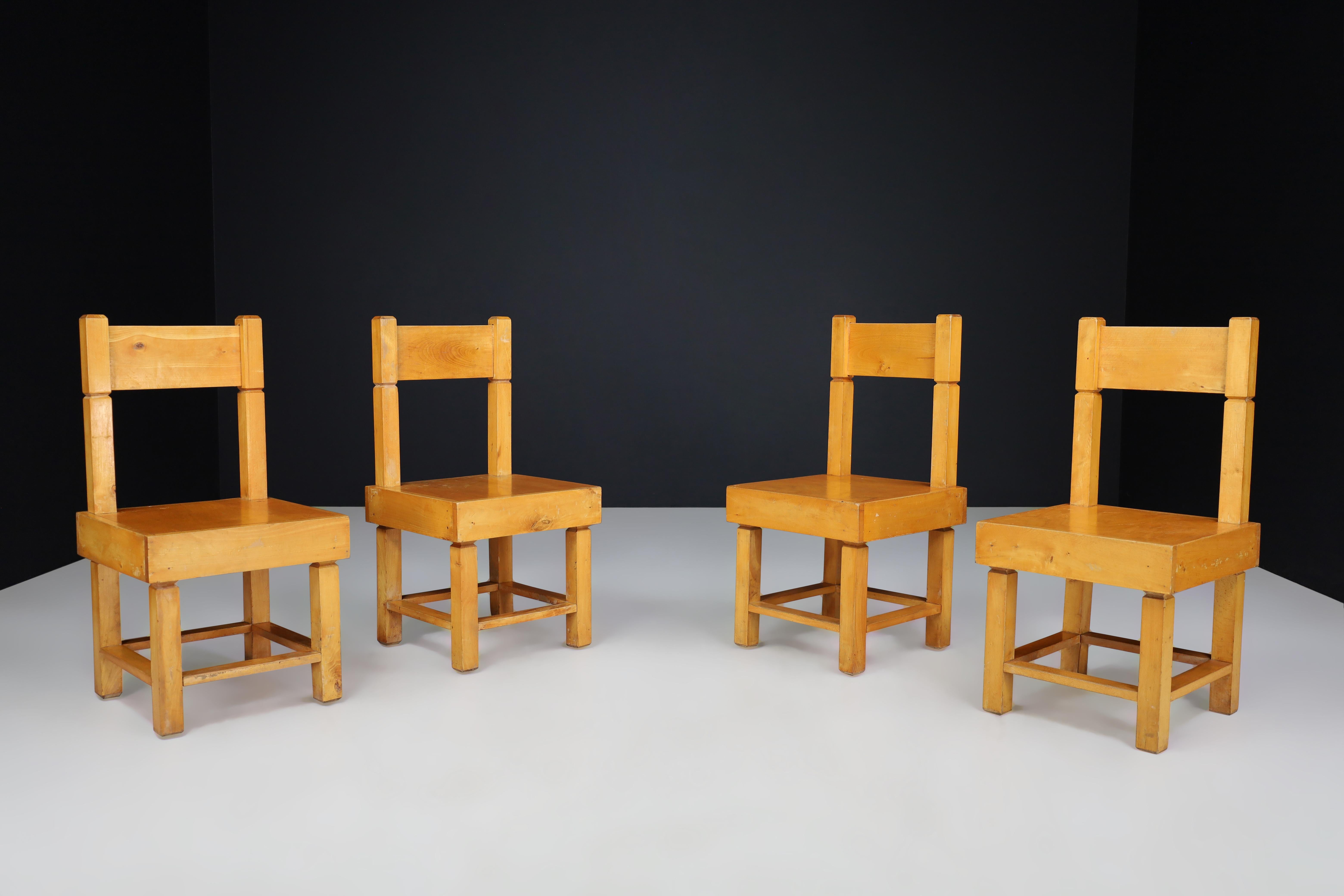 Set di quattro sedie in legno di faggio della metà del secolo scorso, Francia, anni '50.

Questo squisito set di quattro sedie in legno massiccio di faggio è stato meticolosamente realizzato in Francia negli anni Cinquanta. Questi pezzi
