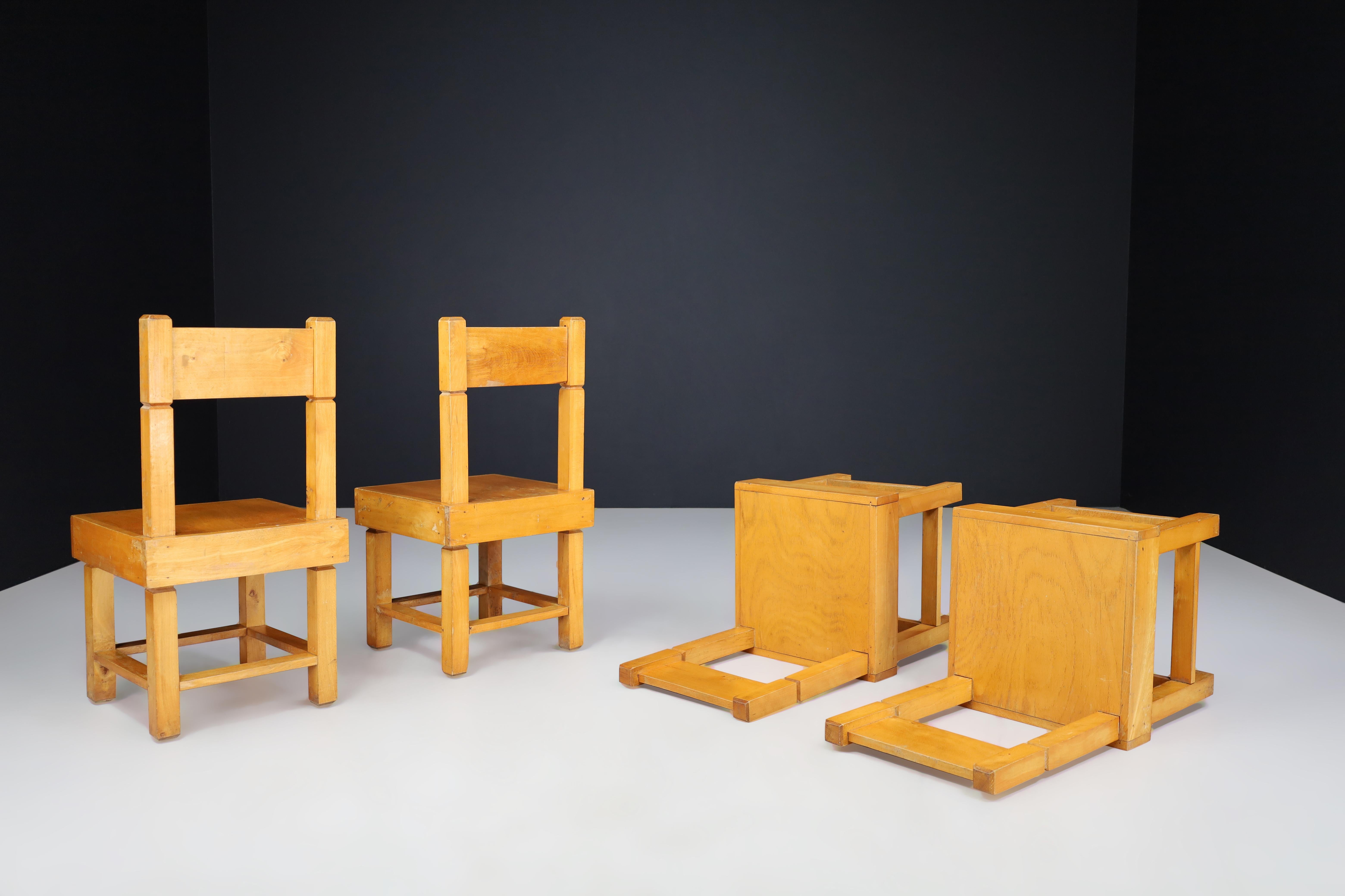 Francese Set di quattro sedie in legno di faggio della metà del secolo scorso, Francia, anni '50. in vendita
