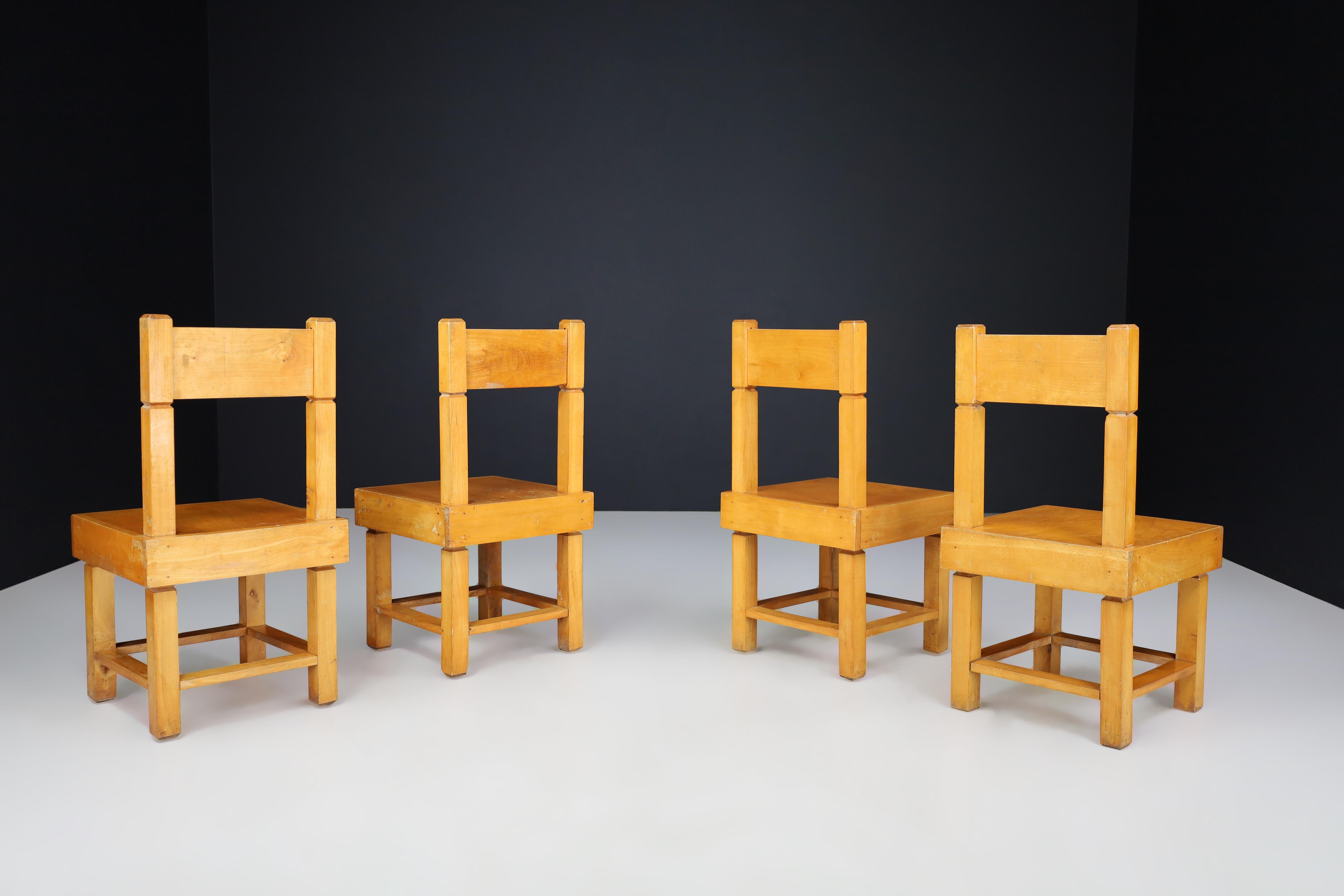Set di quattro sedie in legno di faggio della metà del secolo scorso, Francia, anni '50. In condizioni buone in vendita a Almelo, NL