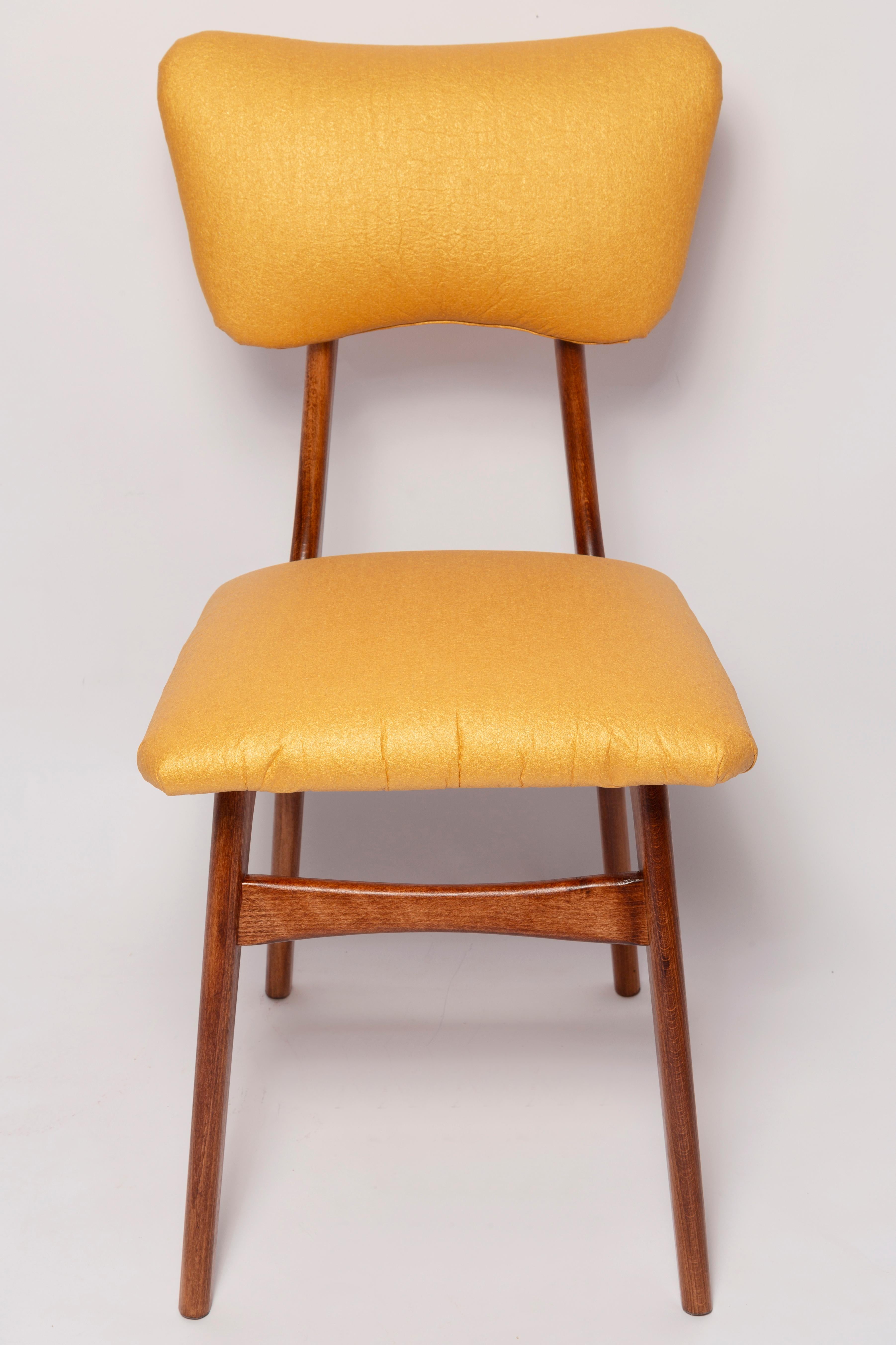 Fait main Ensemble de quatre chaises de salle à manger papillon du milieu du siècle, cuir d'ananas, Europe, années 1960 en vente