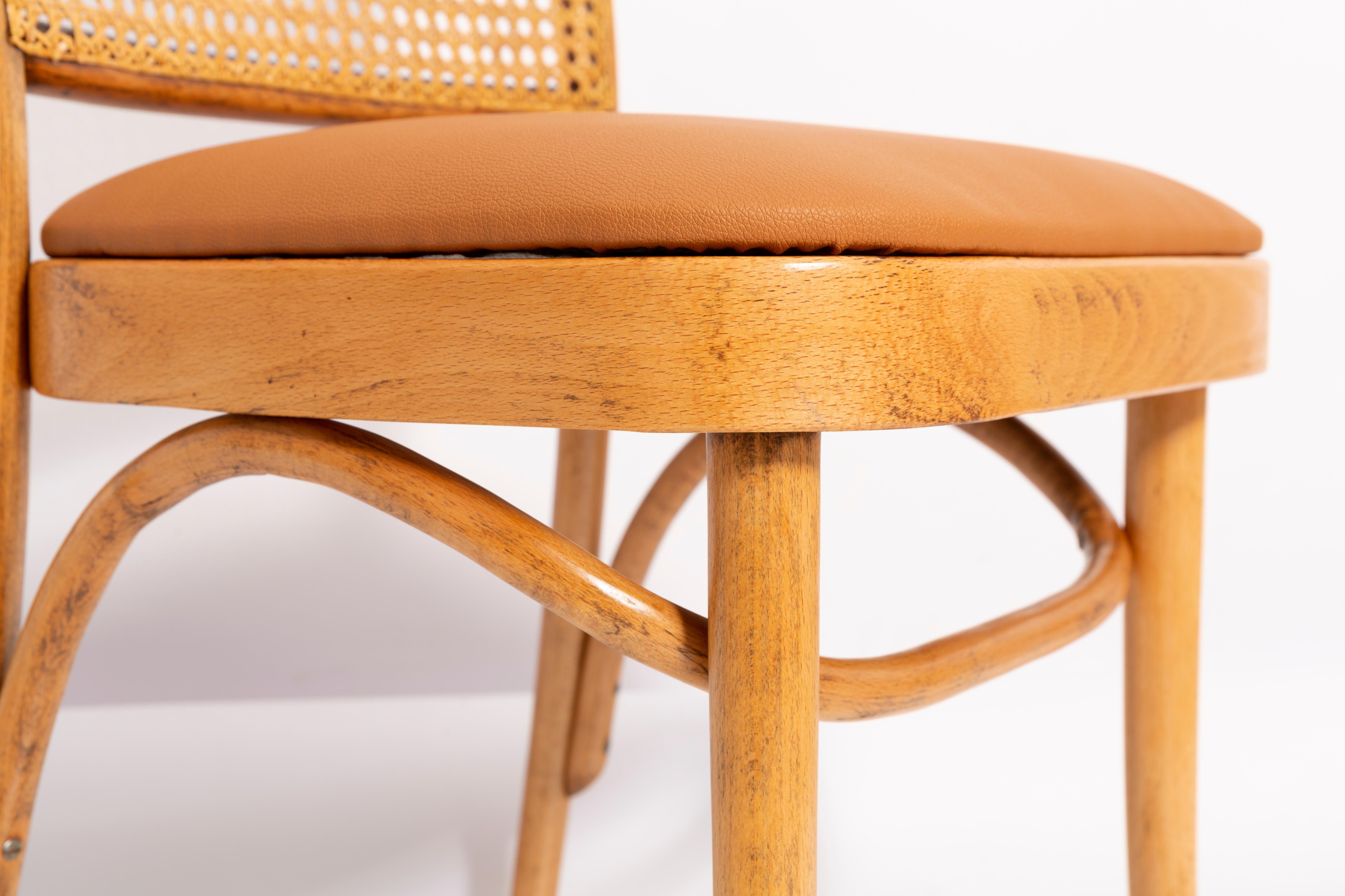 Satz von vier Rattanstühlen aus Thonet-Holz aus der Mitte des Jahrhunderts in Kamel-Lederimitat, 1960er Jahre (Moderne der Mitte des Jahrhunderts) im Angebot