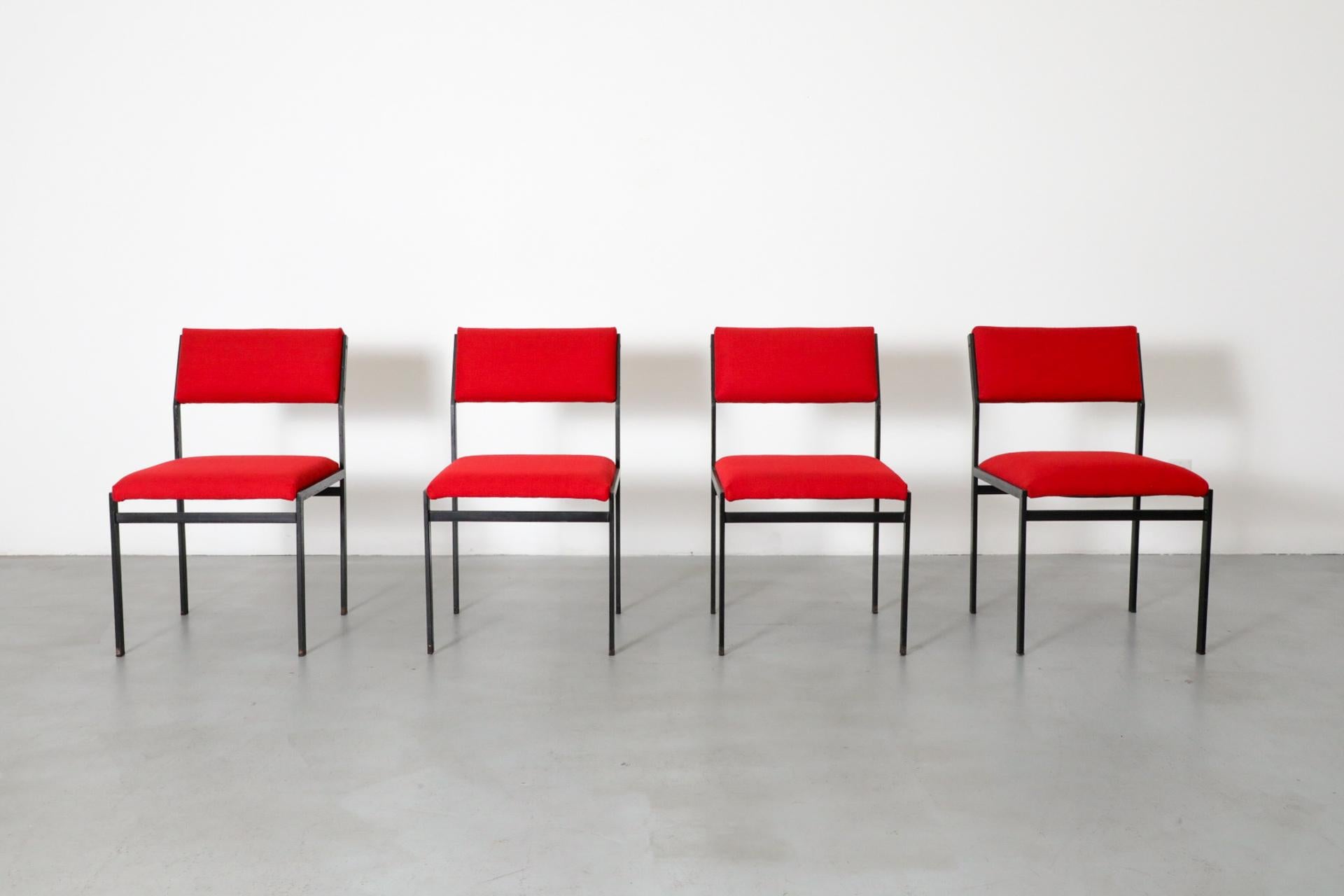 Ensemble de 4 chaises de salle à manger de style hollandais du milieu du siècle, série japonaise de Cees Braakman, avec des cadres en métal émaillé noir et des sièges et dossiers rembourrés en rouge. En état d'origine avec une certaine usure de