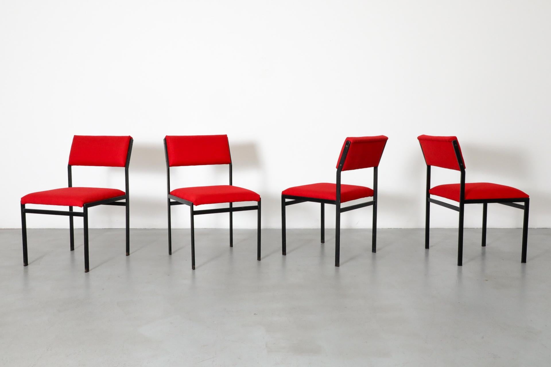 Métal Ensemble de quatre chaises de salle à manger Cees Braakman du milieu du siècle, série japonaise, en rouge en vente
