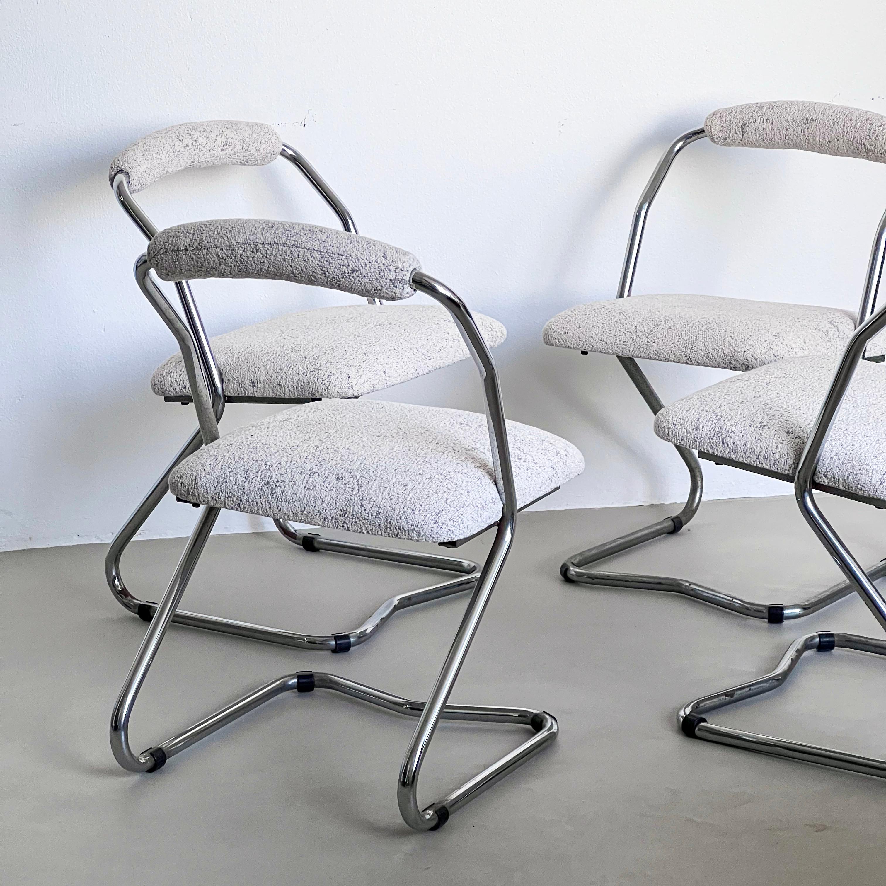 Ère spatiale Ensemble de quatre chaises de salle à manger chromées du milieu du siècle en tissu Dedar Milano blanc en vente