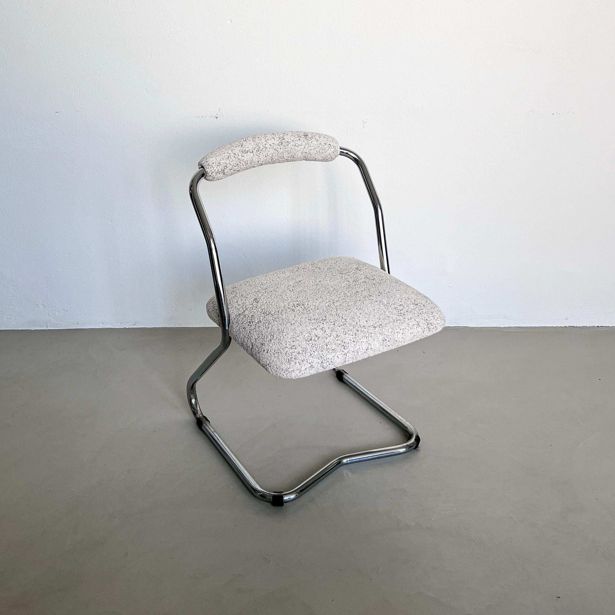 Tissu Ensemble de quatre chaises de salle à manger chromées du milieu du siècle en tissu Dedar Milano blanc en vente