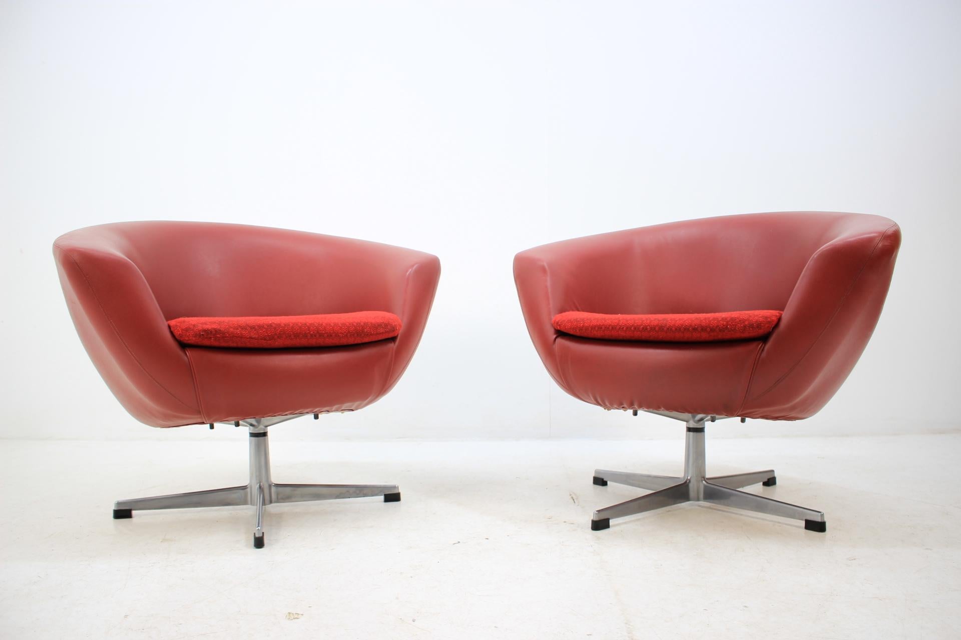 Mid-Century Modern Set of Four Midcentury Club Swivel Chairs or Miroslav Navrátil, 1970s