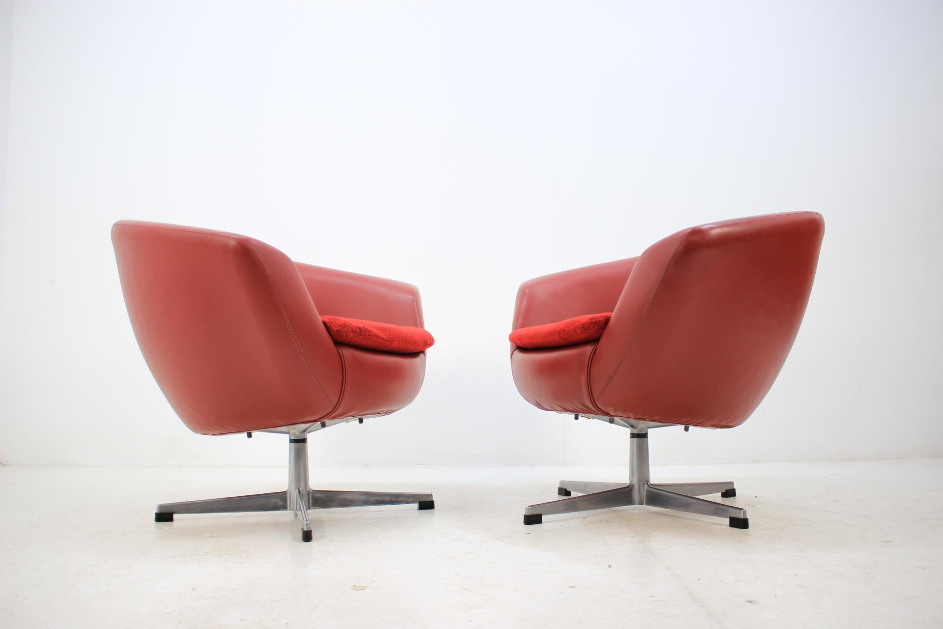 Set of Four Midcentury Club Swivel Chairs or Miroslav Navrátil, 1970s In Good Condition In Praha, CZ