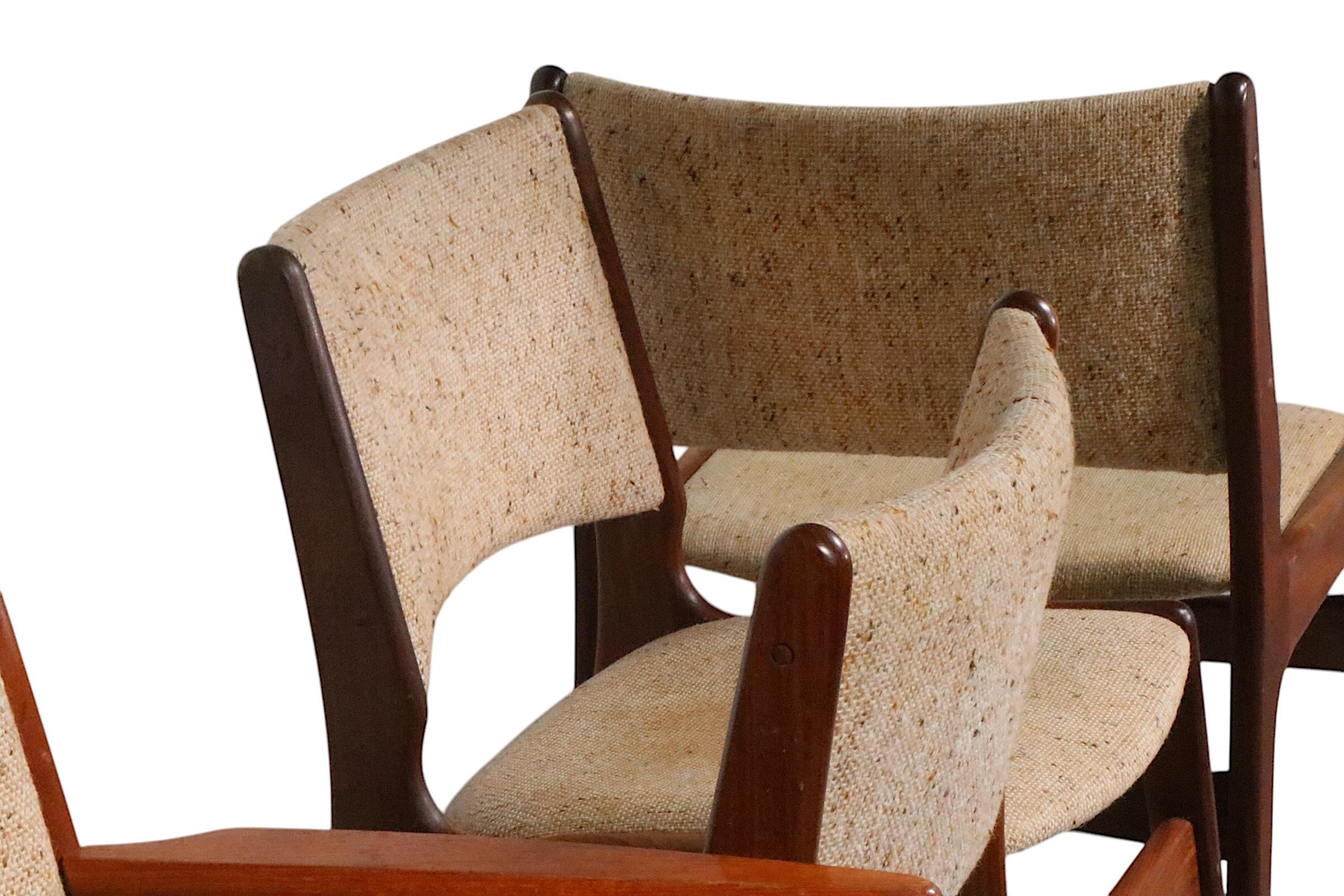 Ensemble de quatre chaises de salle à manger modernes danoises du milieu du siècle, attribuées à Erik Buch, pour Anderstrud Mobelfabrik, vers 1950/60. Les chaises sont toutes structurellement saines et robustes, elles présentent toutes une usure