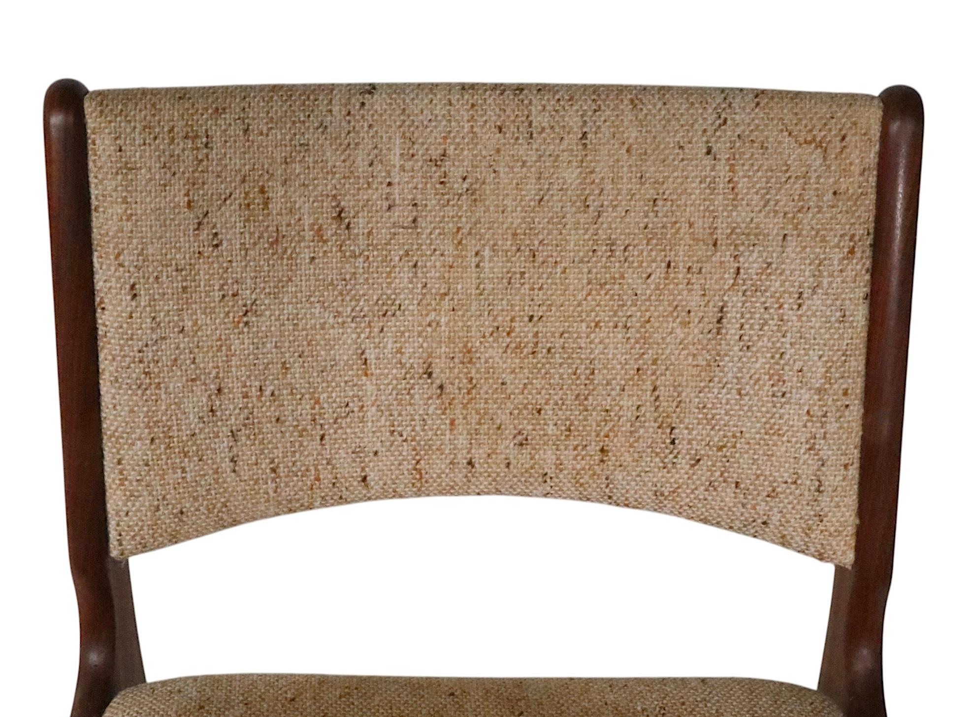 Tissu Ensemble de quatre chaises de salle à manger modernes danoises du milieu du siècle, att. to E. C.E. C. 1950/60 en vente