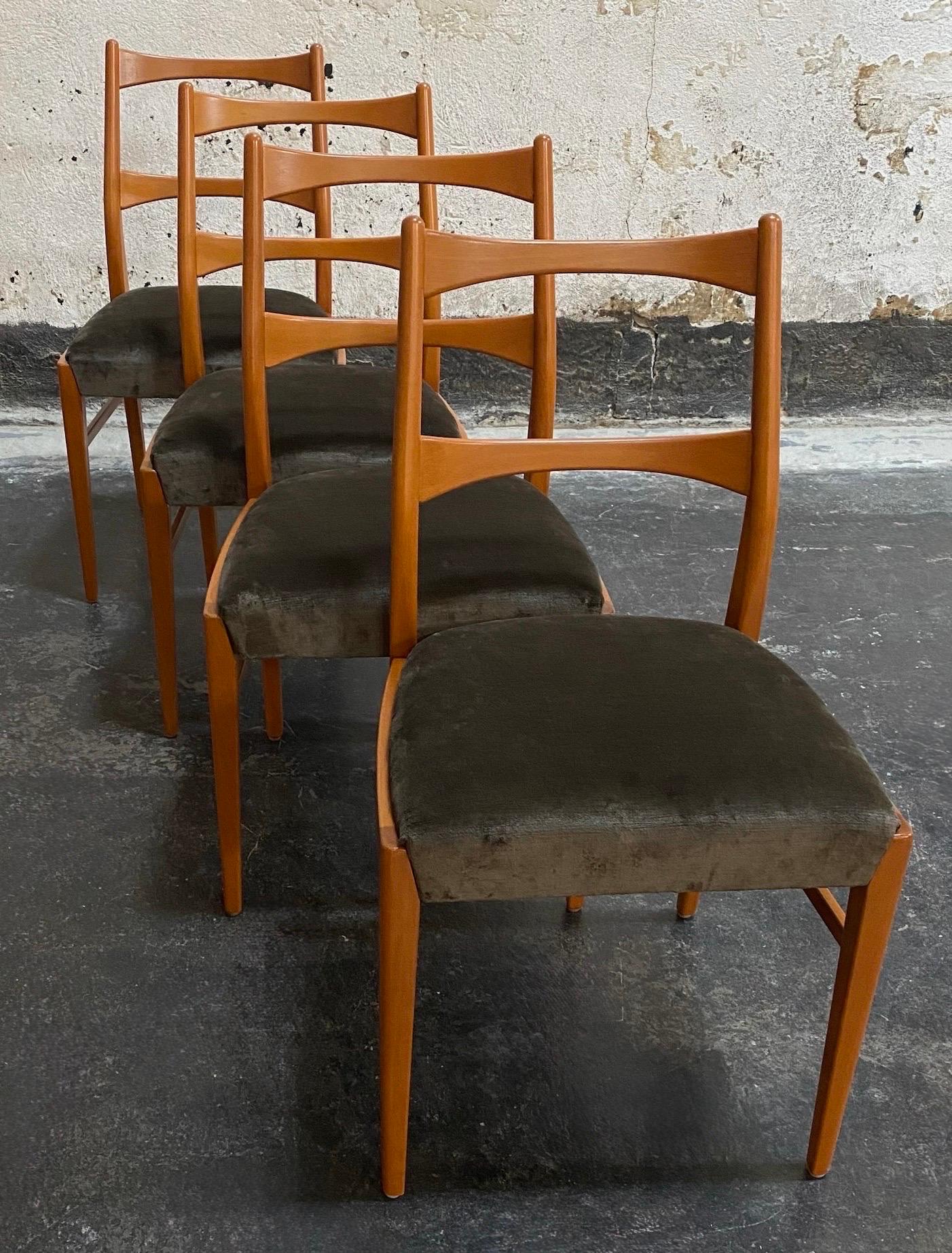Ensemble de quatre chaises de salle à manger danoises modernes du milieu du siècle - entièrement restaurées en vente 5