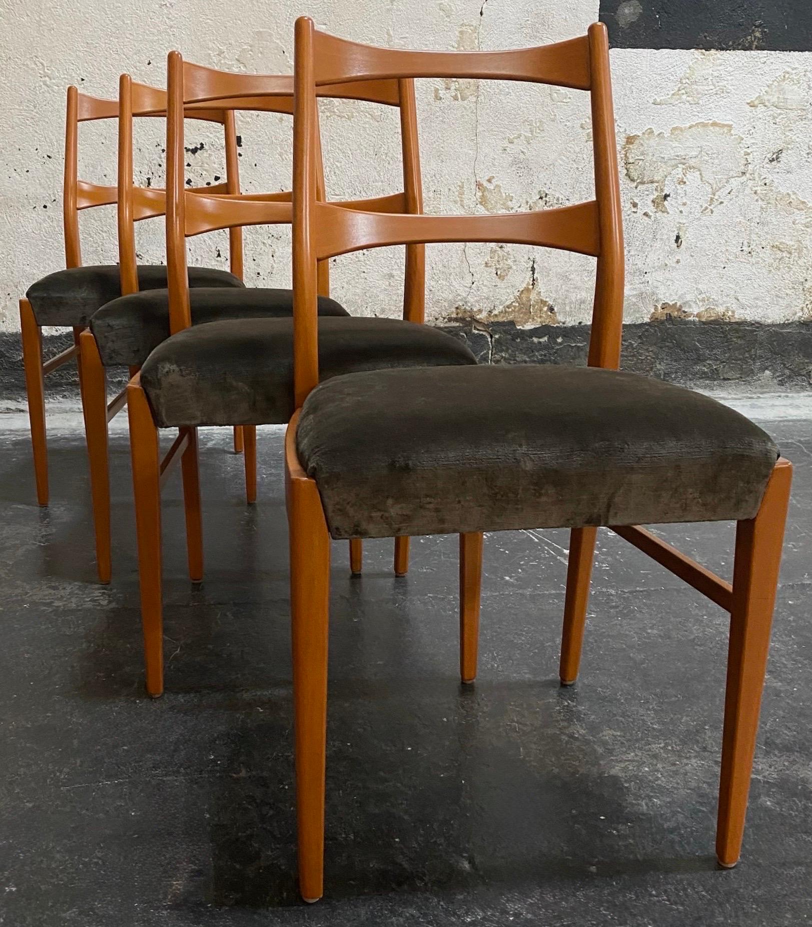 Ensemble de quatre chaises de salle à manger élégamment stylisées de style moderne danois du milieu du siècle, en bois dur de hêtre.  Rappelant les grands noms de la modernité du milieu du siècle, Gio Ponti et Paolo Buffa.  Récemment restauré avec