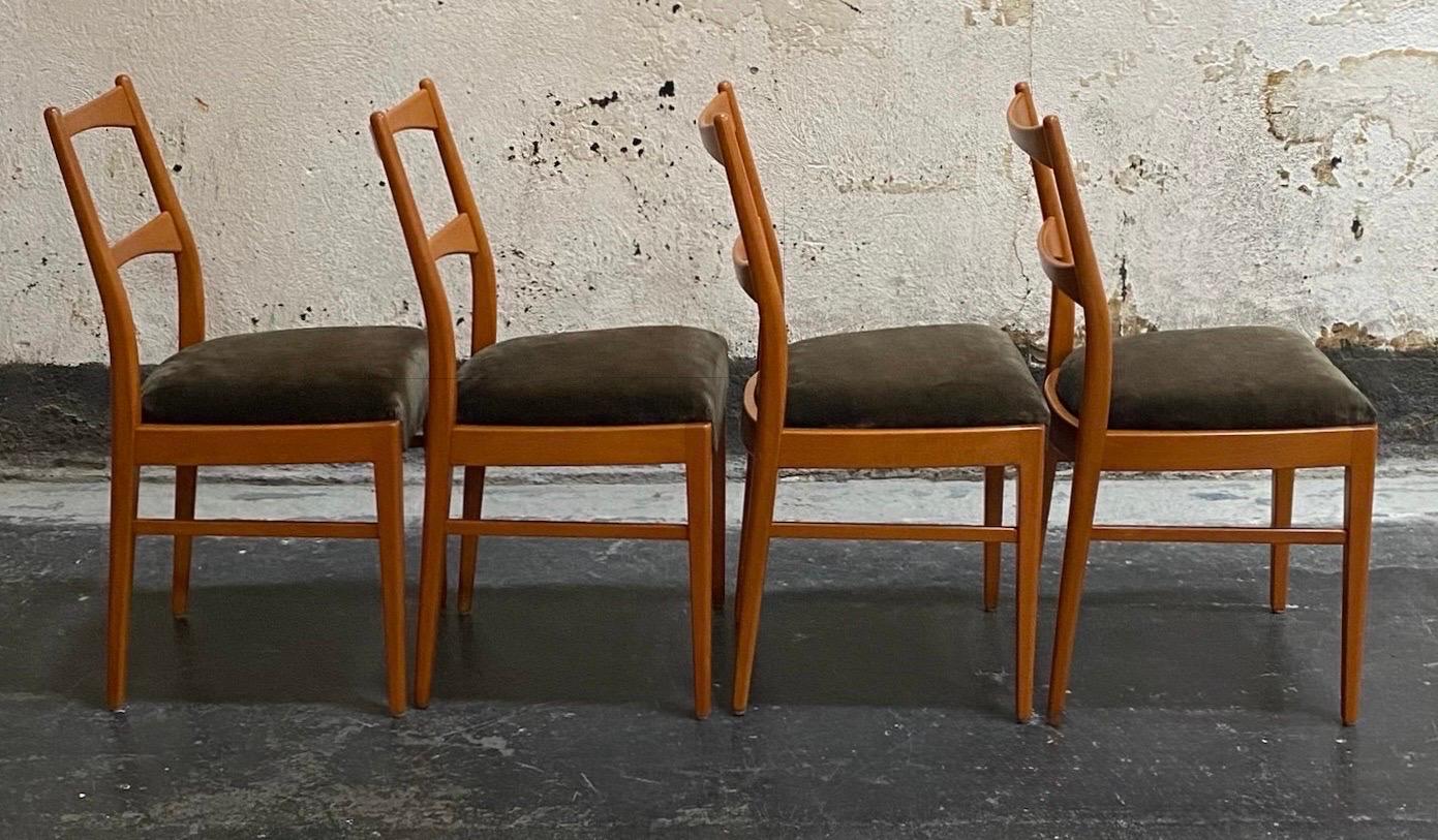 Tissu Ensemble de quatre chaises de salle à manger danoises modernes du milieu du siècle - entièrement restaurées en vente
