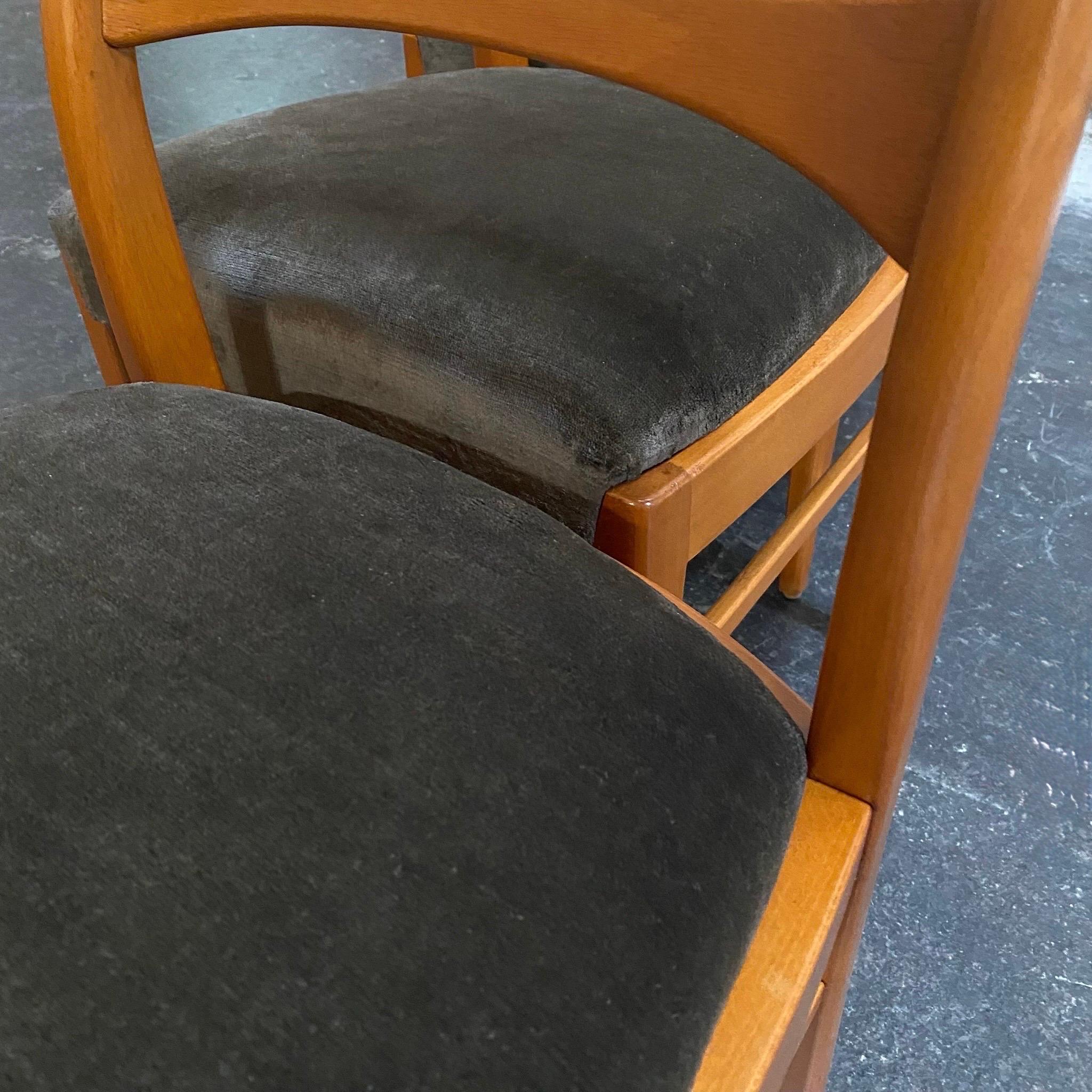 Ensemble de quatre chaises de salle à manger danoises modernes du milieu du siècle - entièrement restaurées en vente 1