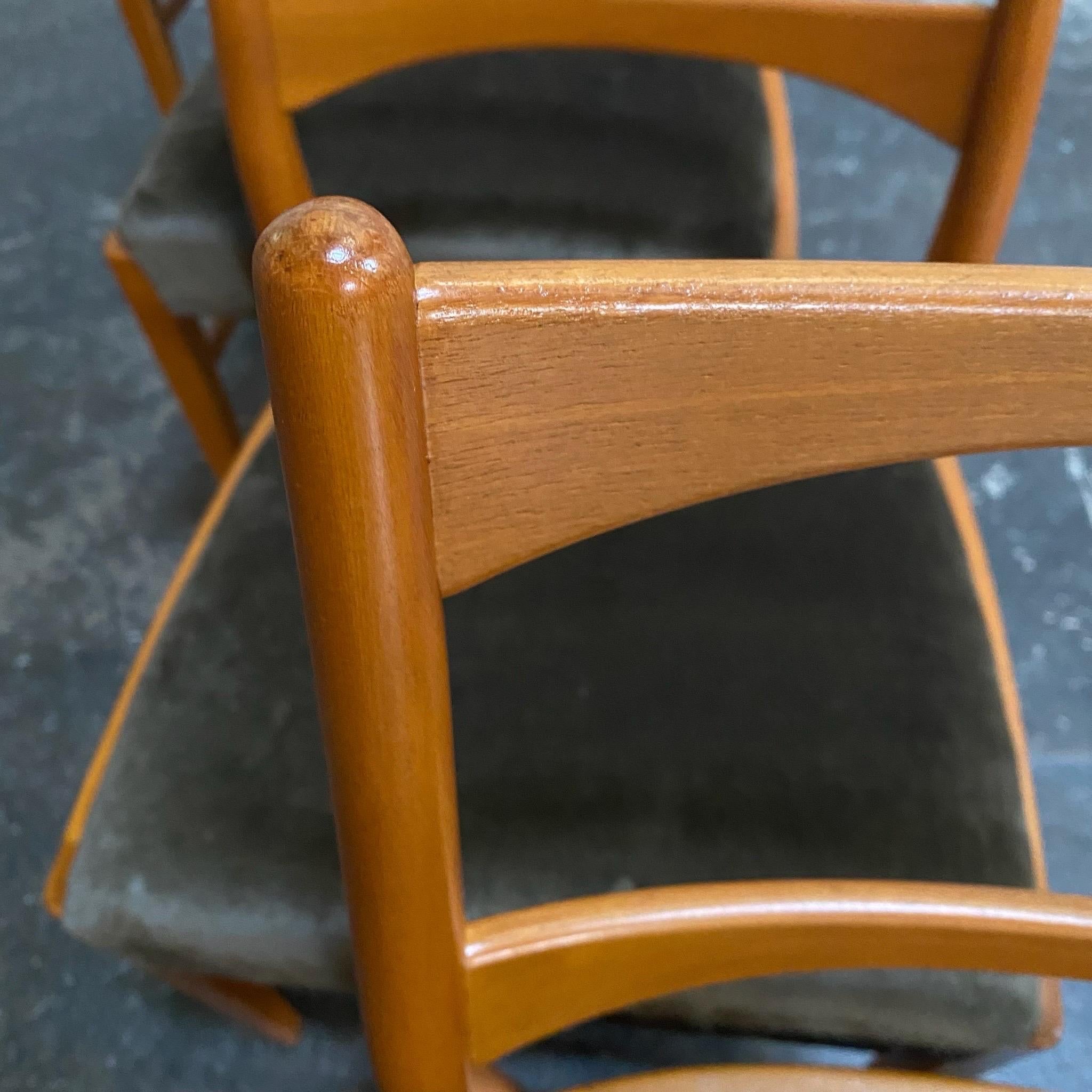 Ensemble de quatre chaises de salle à manger danoises modernes du milieu du siècle - entièrement restaurées en vente 2