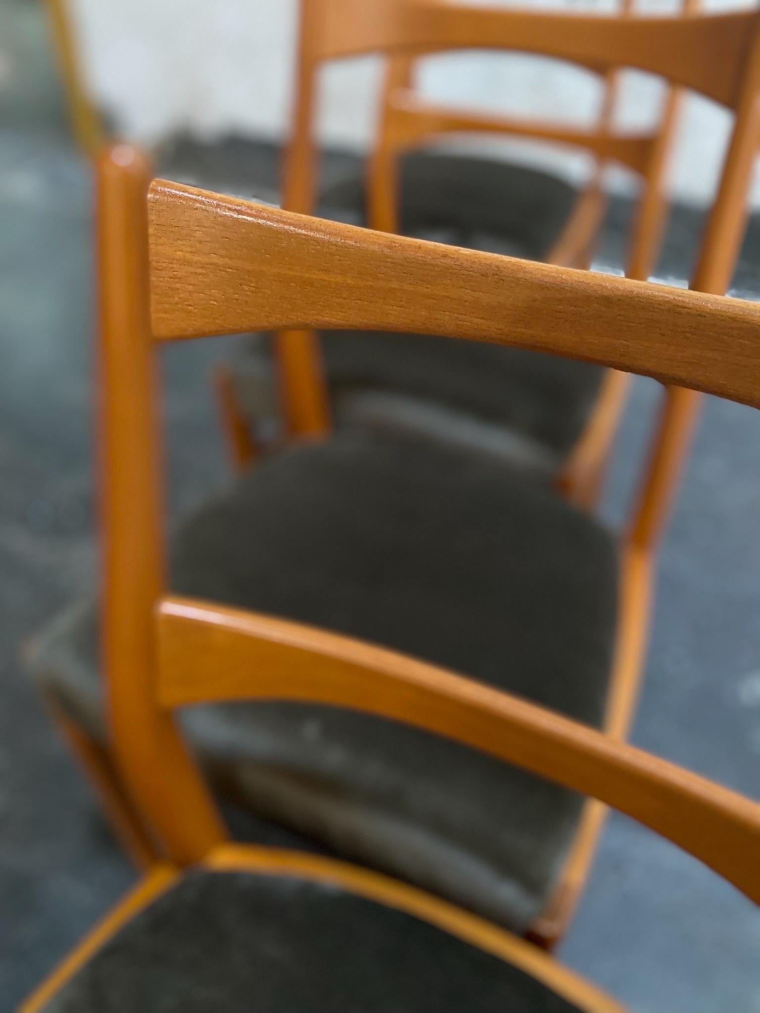 Ensemble de quatre chaises de salle à manger danoises modernes du milieu du siècle - entièrement restaurées en vente 3