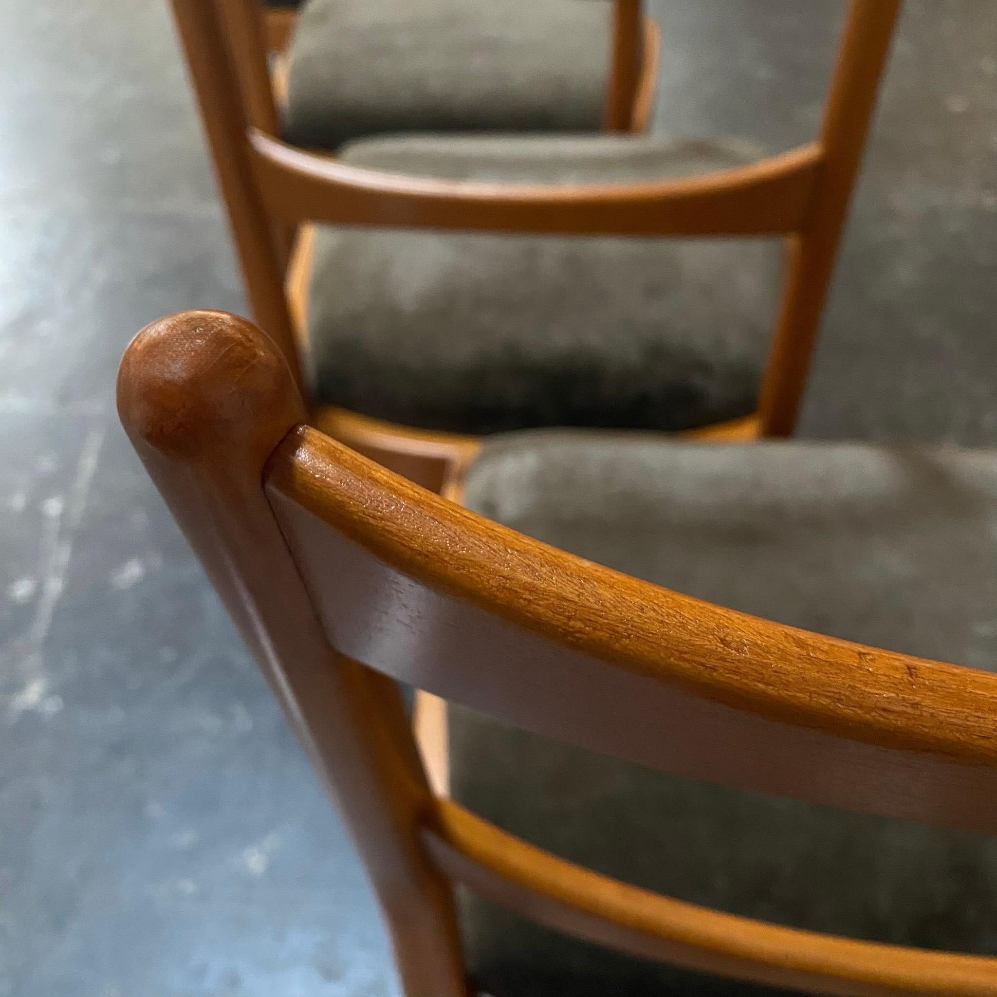 Ensemble de quatre chaises de salle à manger danoises modernes du milieu du siècle - entièrement restaurées en vente 4