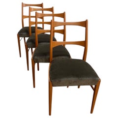 Ensemble de quatre chaises de salle à manger danoises modernes du milieu du siècle - entièrement restaurées Ensemble de quatre chaises de salle à manger danoises modernes du milieu du siècle - entièrement restaurées