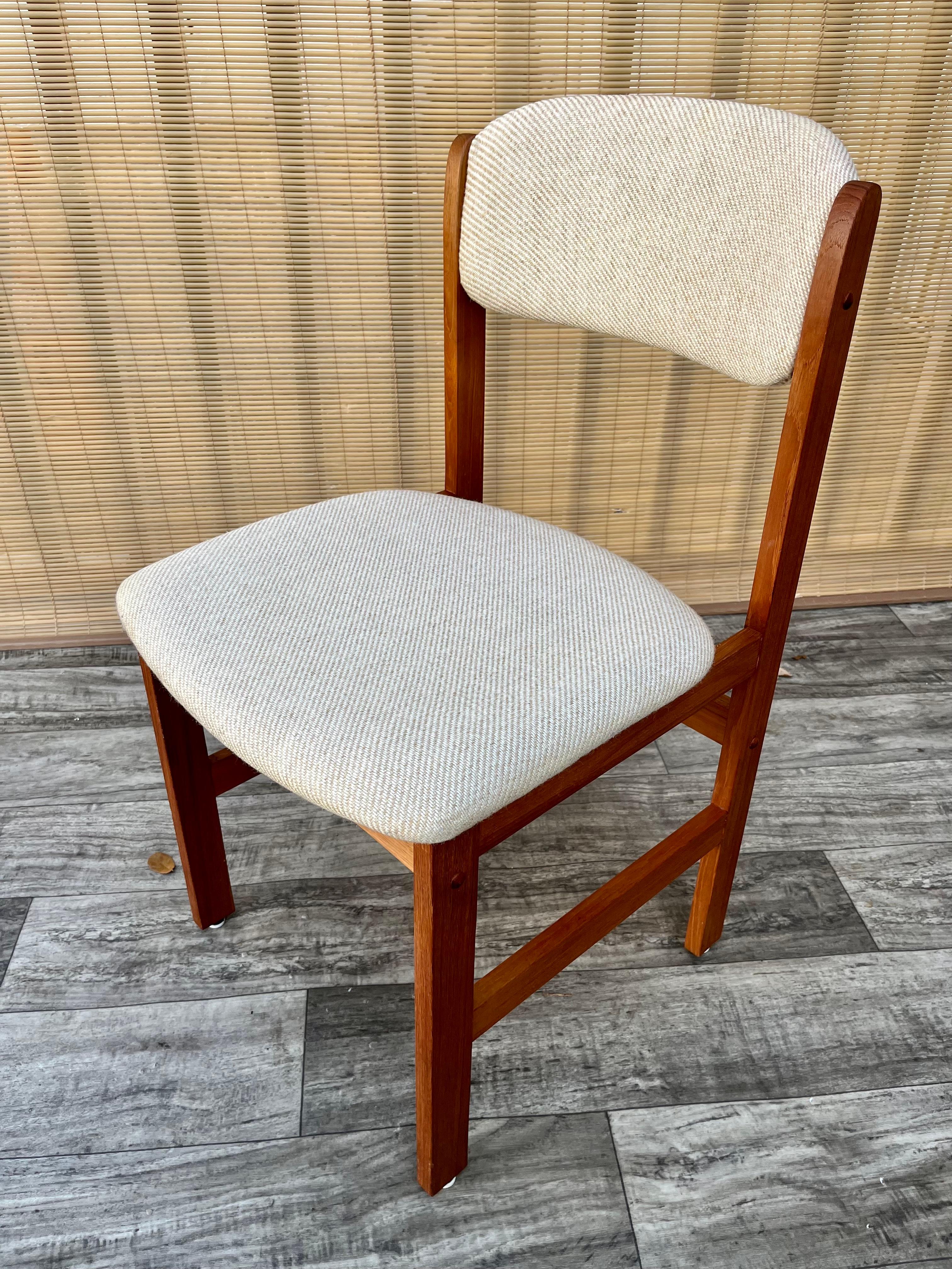 Upholstery Set of four Mid-Century Danish Modern Style Dining Chairs by Benny Linden Design For Sale