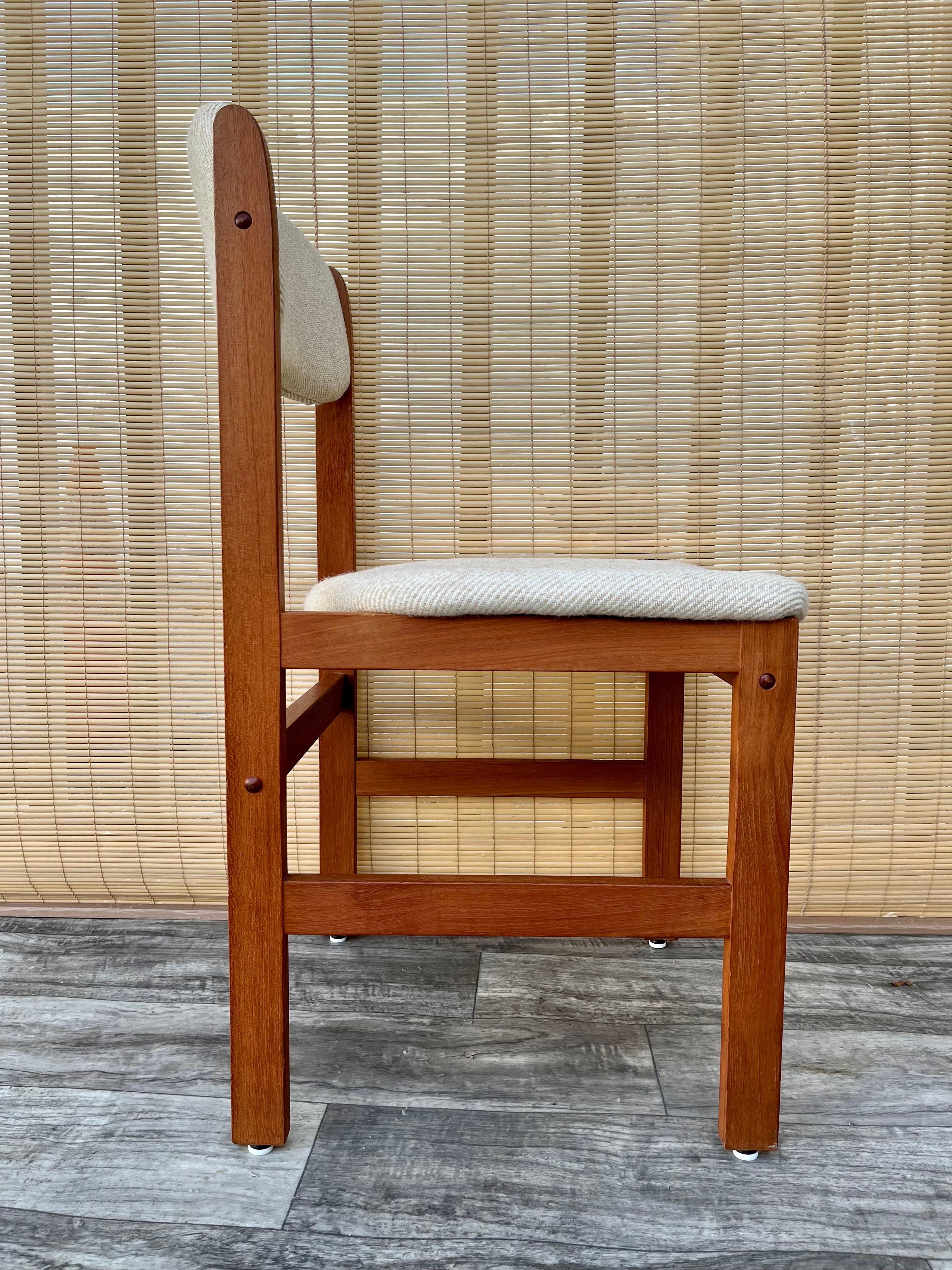 Set of four Mid-Century Danish Modern Style Dining Chairs by Benny Linden Design For Sale 1