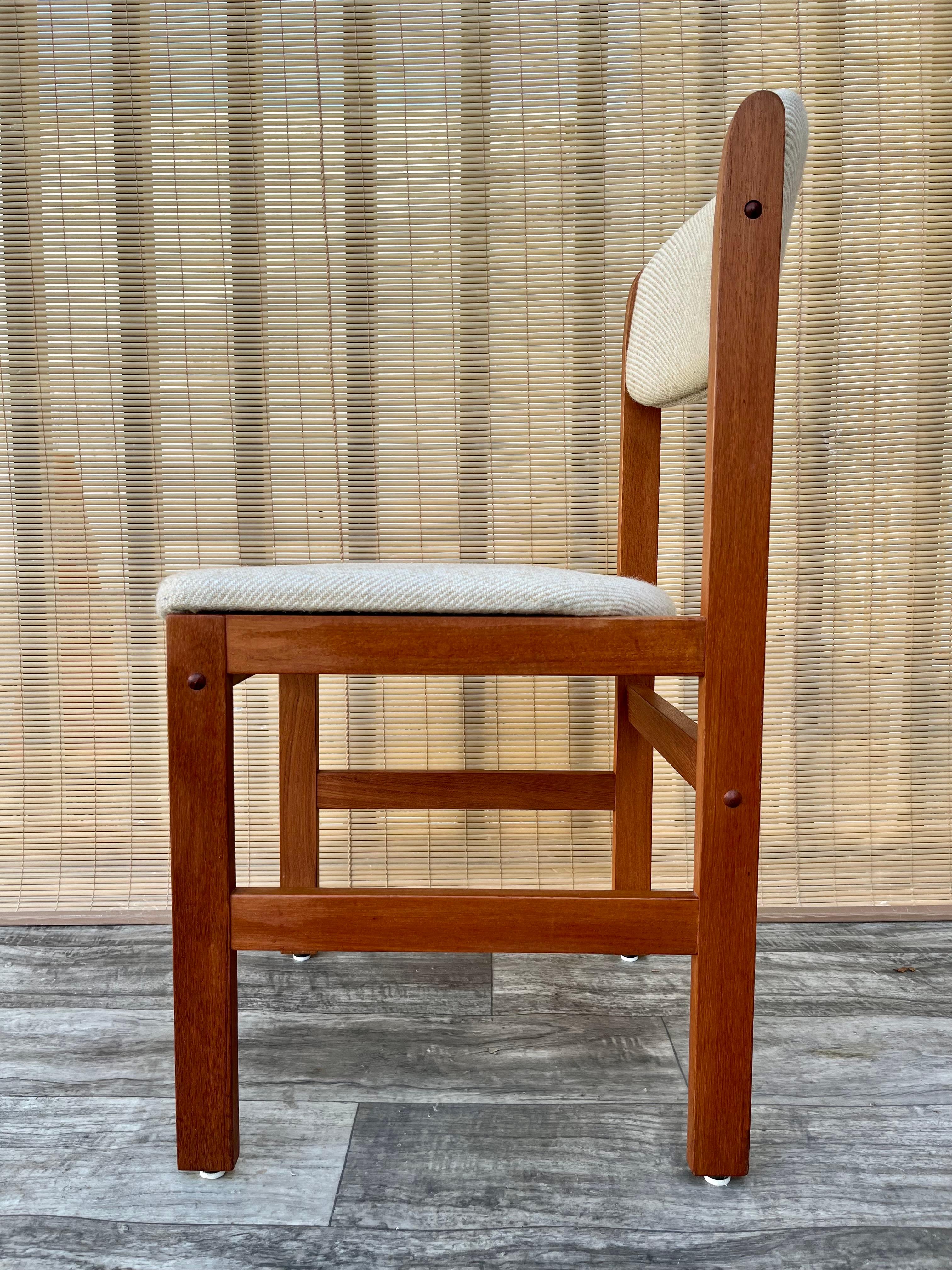 Set of four Mid-Century Danish Modern Style Dining Chairs by Benny Linden Design For Sale 2