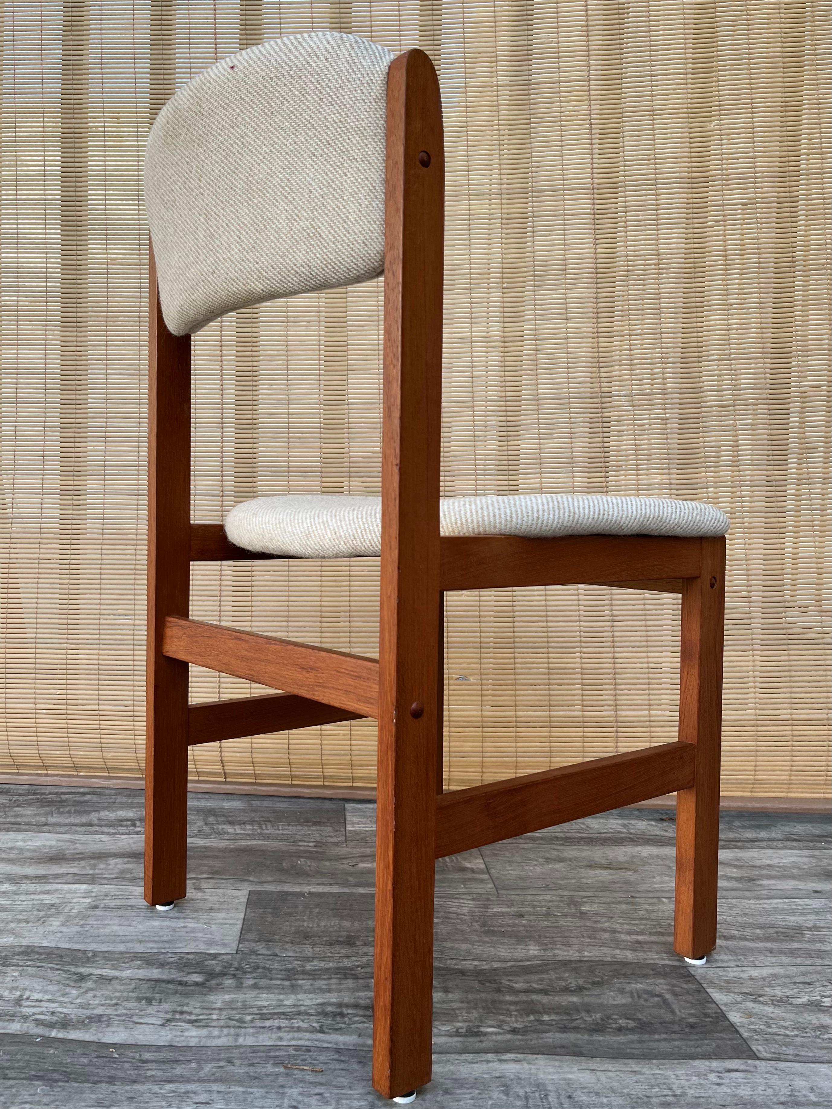 Set of four Mid-Century Danish Modern Style Dining Chairs by Benny Linden Design For Sale 4