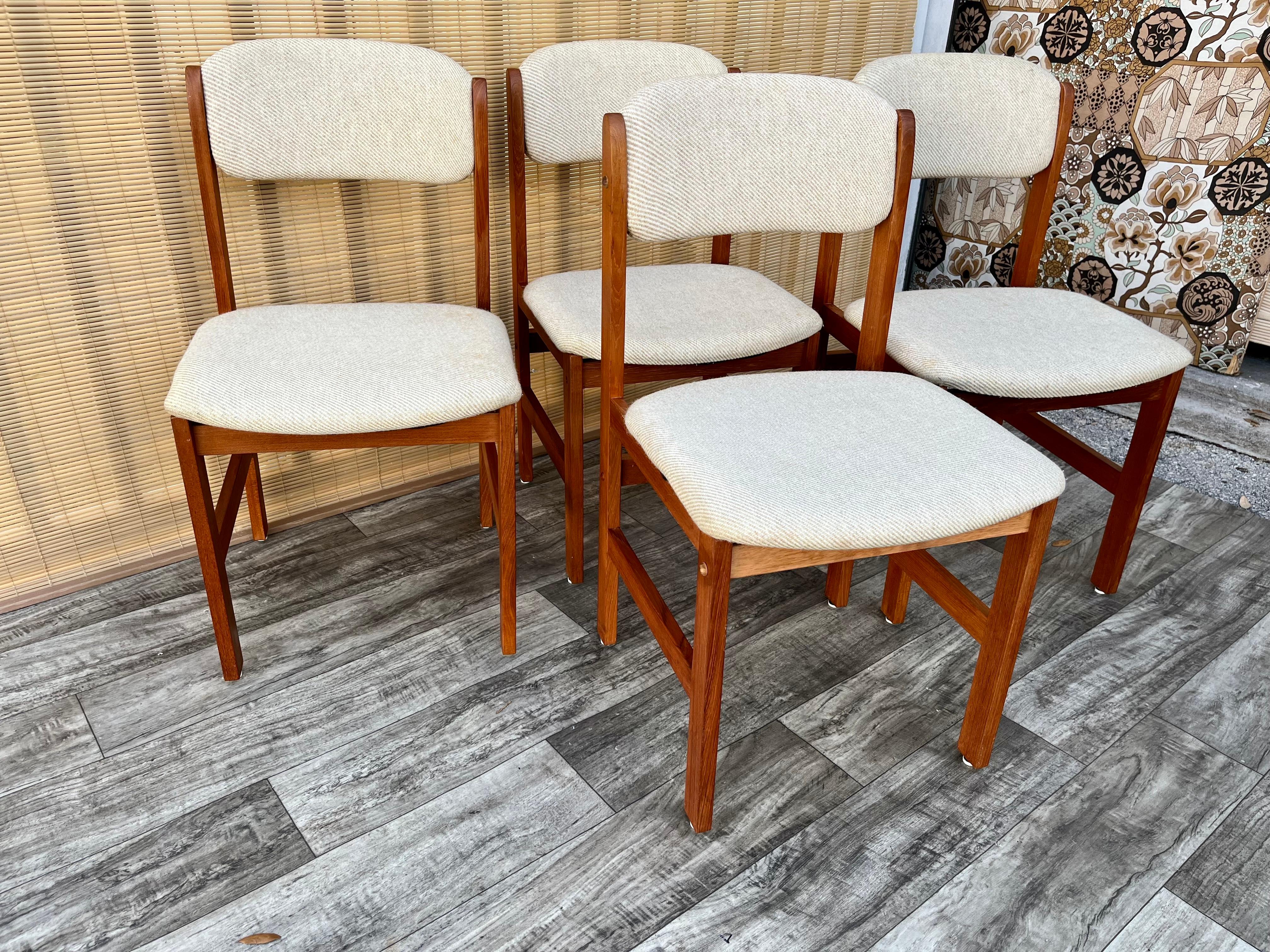 Juego de cuatro sillas de comedor de estilo moderno danés de mediados de siglo de Benny Linden Design Escandinavo moderno en venta