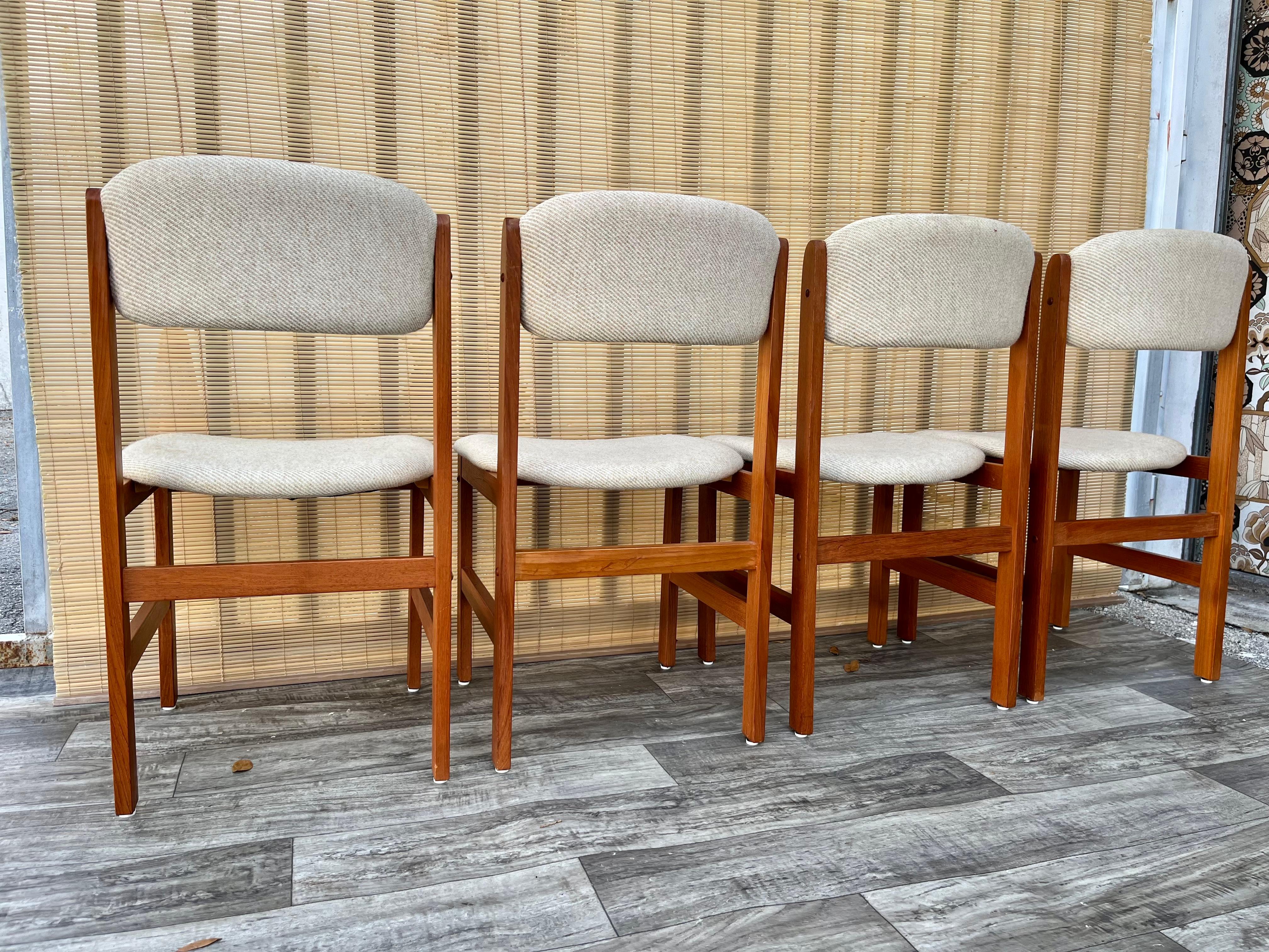 Juego de cuatro sillas de comedor de estilo moderno danés de mediados de siglo de Benny Linden Design Tailandés en venta