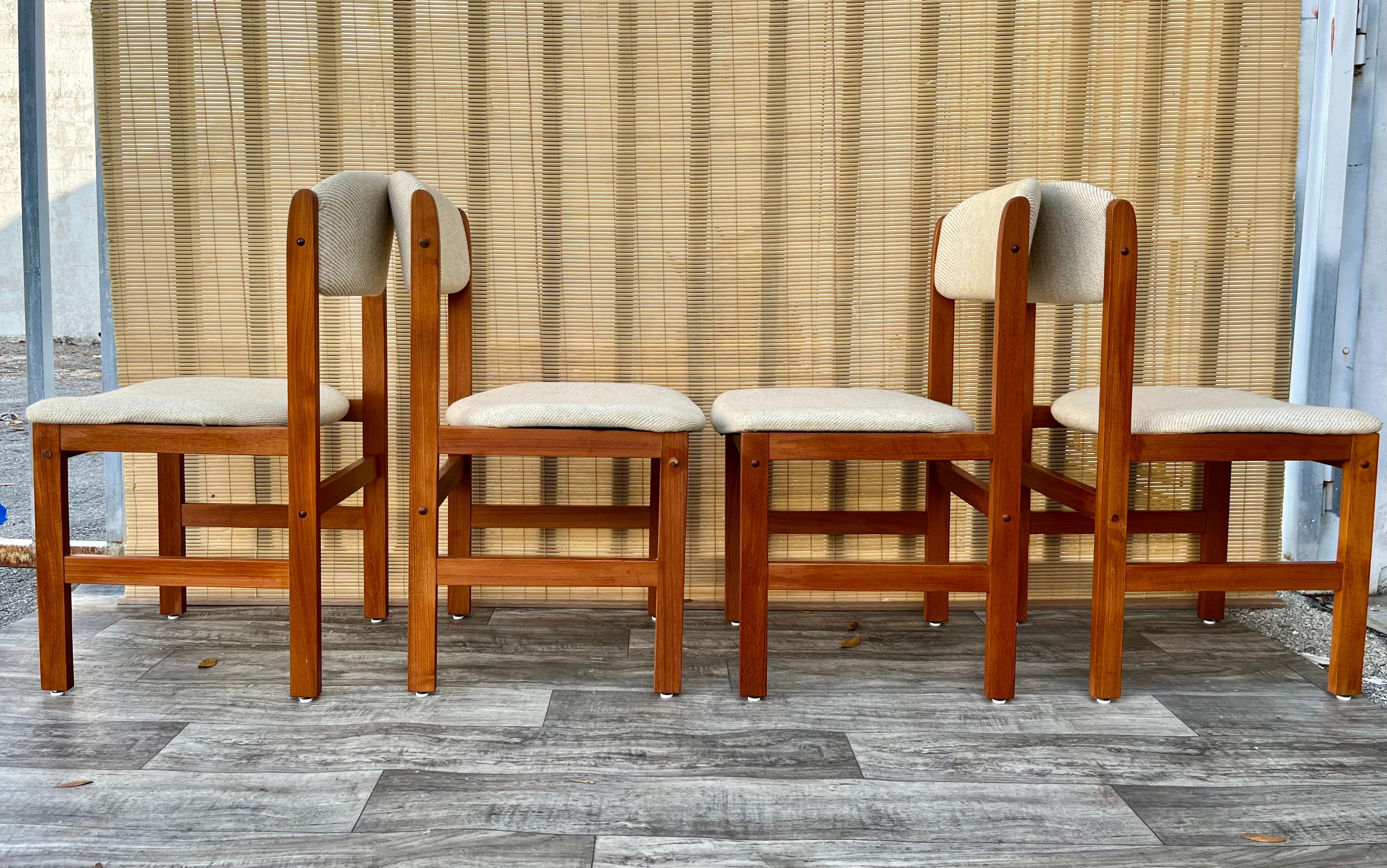 Juego de cuatro sillas de comedor de estilo moderno danés de mediados de siglo de Benny Linden Design en Bueno estado para la venta en Miami, FL