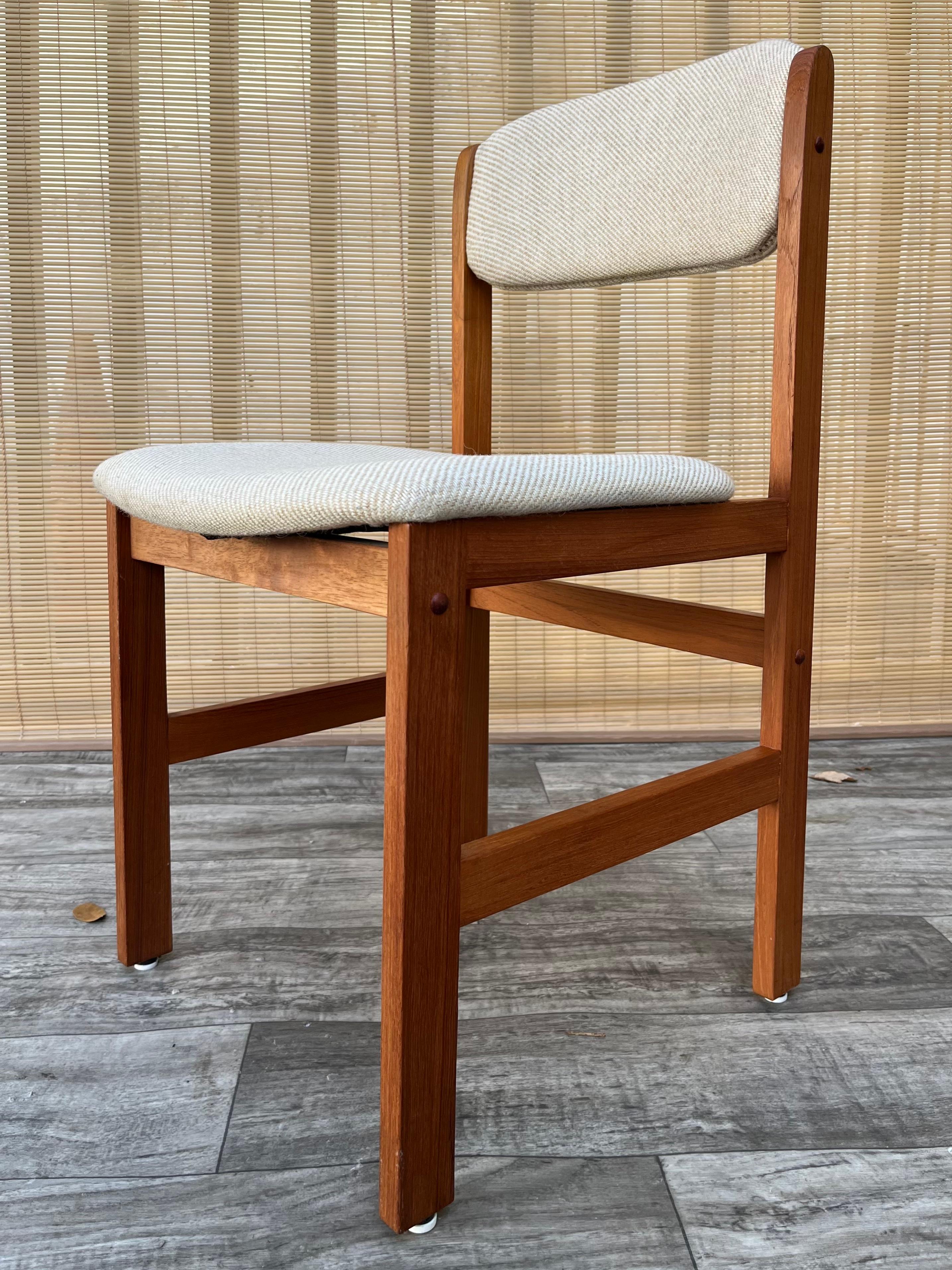 Juego de cuatro sillas de comedor de estilo moderno danés de mediados de siglo de Benny Linden Design Tapicería en venta