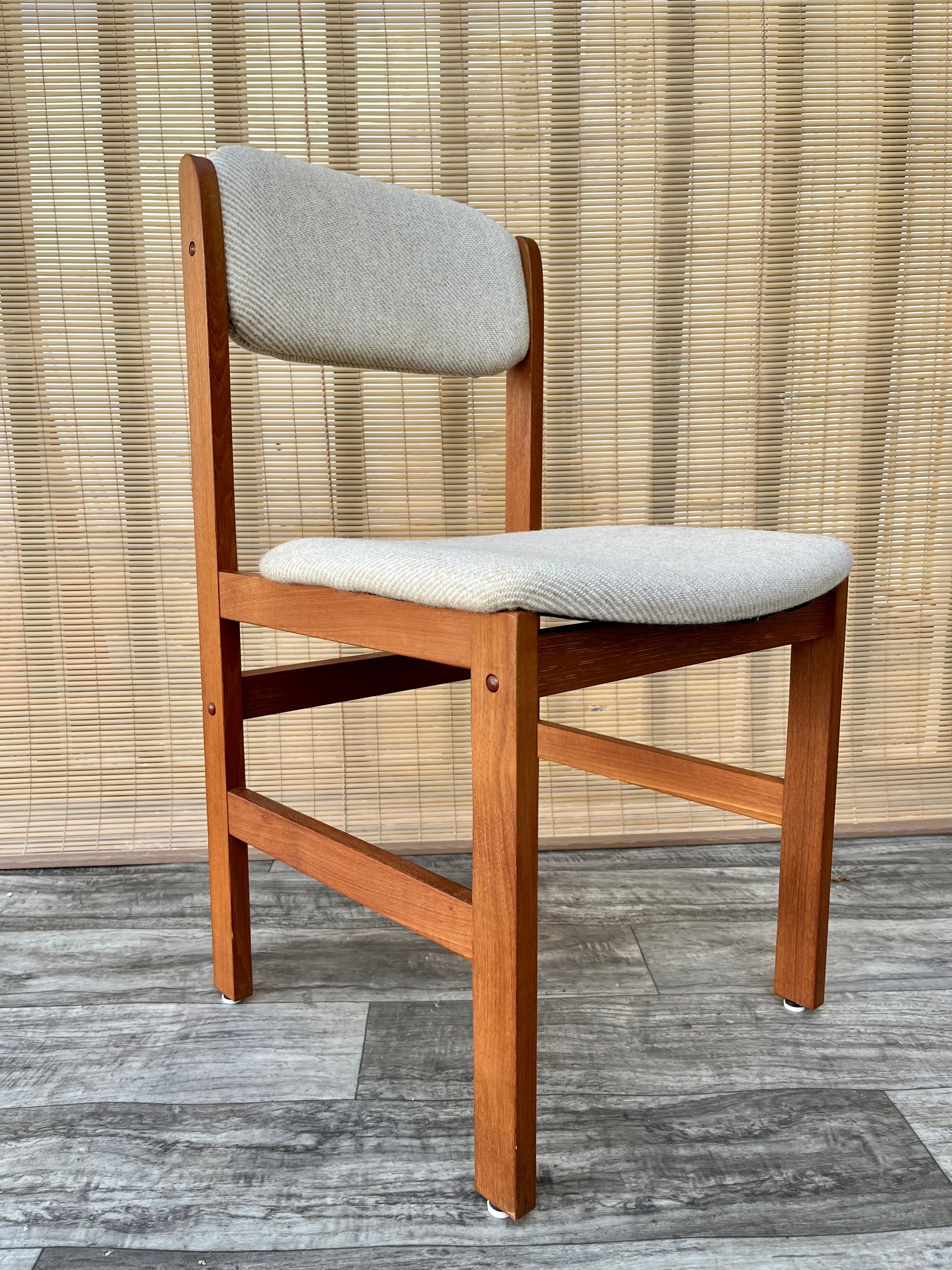 Juego de cuatro sillas de comedor de estilo moderno danés de mediados de siglo de Benny Linden Design en venta 2