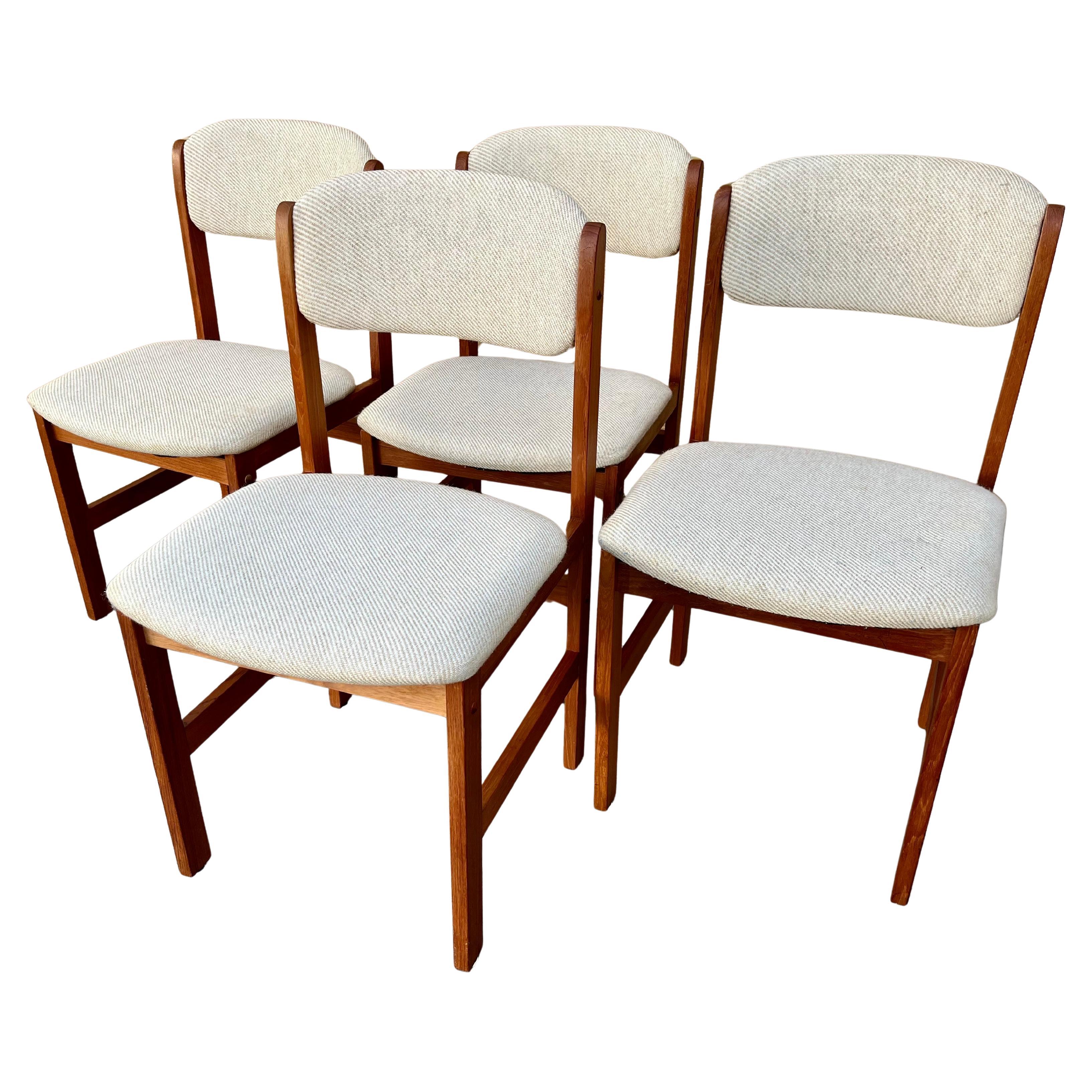 Juego de cuatro sillas de comedor de estilo moderno danés de mediados de siglo de Benny Linden Design