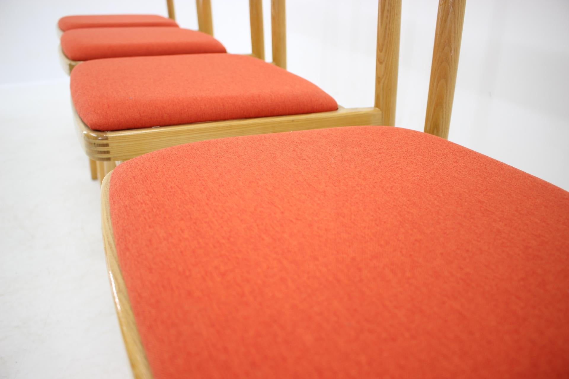 Satz von vier Esszimmerstühlen im Mid-Century-Design, Tschechoslowakei, 1970er Jahre (Moderne der Mitte des Jahrhunderts) im Angebot
