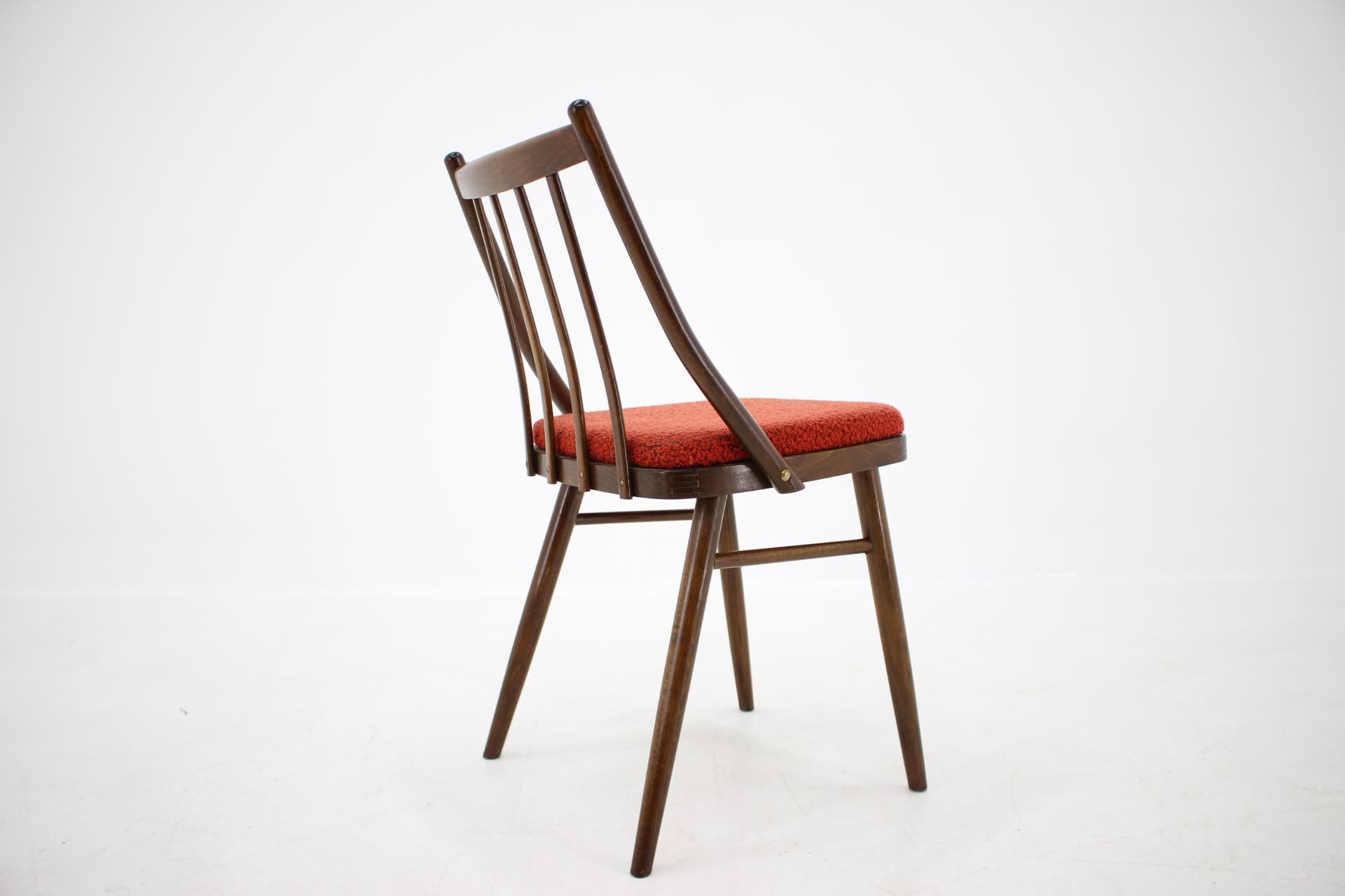 Mid-Century moderno Set di quattro sedie da pranzo del Medioevo di Antonín Šuman, anni '60 in vendita