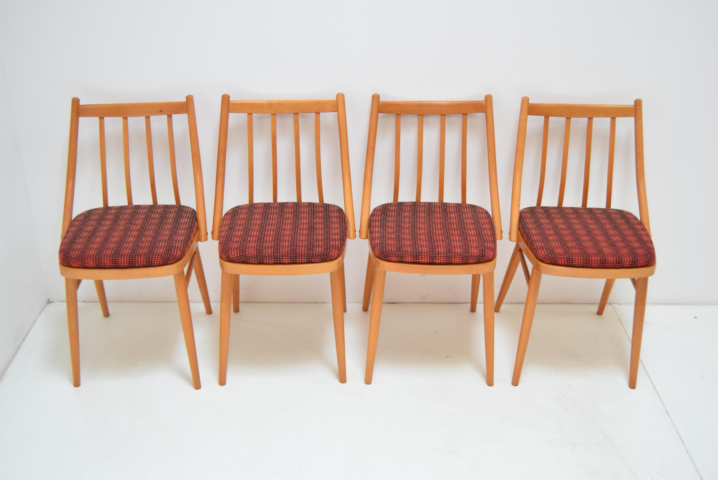 Mid-Century Modern Ensemble de quatre chaises de salle à manger du milieu du siècle dernier par Antonn uman, années 1980 en vente
