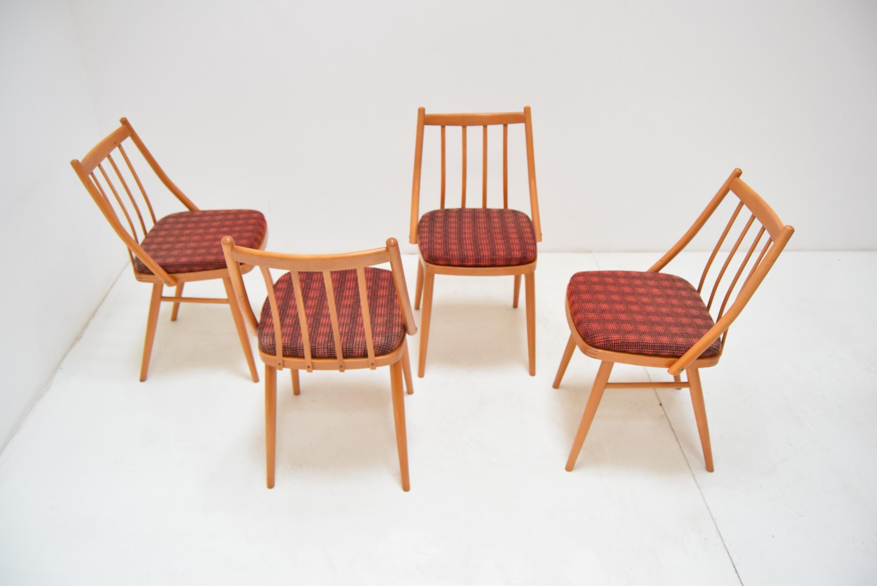 Ensemble de quatre chaises de salle à manger du milieu du siècle dernier par Antonn uman, années 1980 Bon état - En vente à Praha, CZ