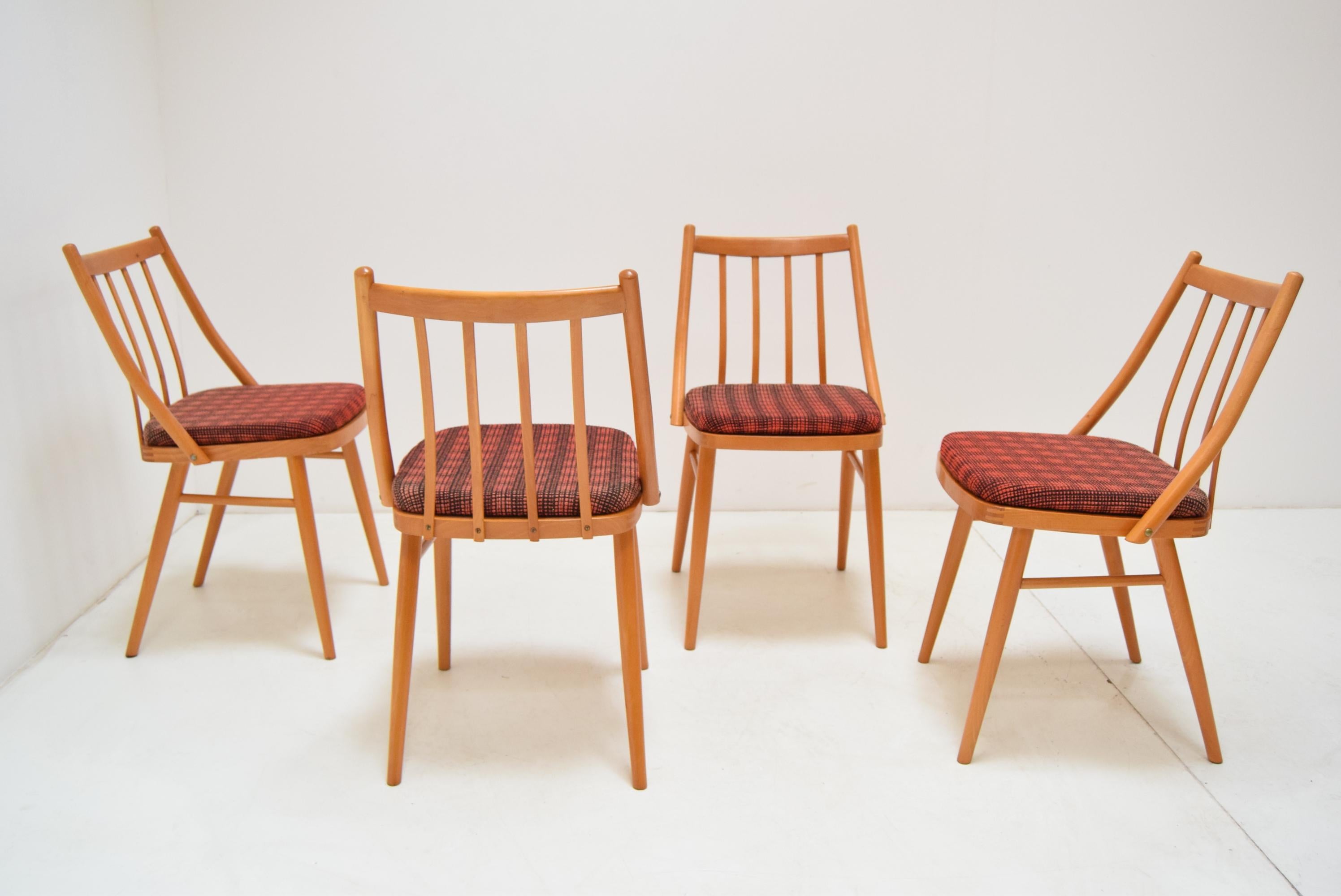 Fin du 20e siècle Ensemble de quatre chaises de salle à manger du milieu du siècle dernier par Antonn uman, années 1980 en vente